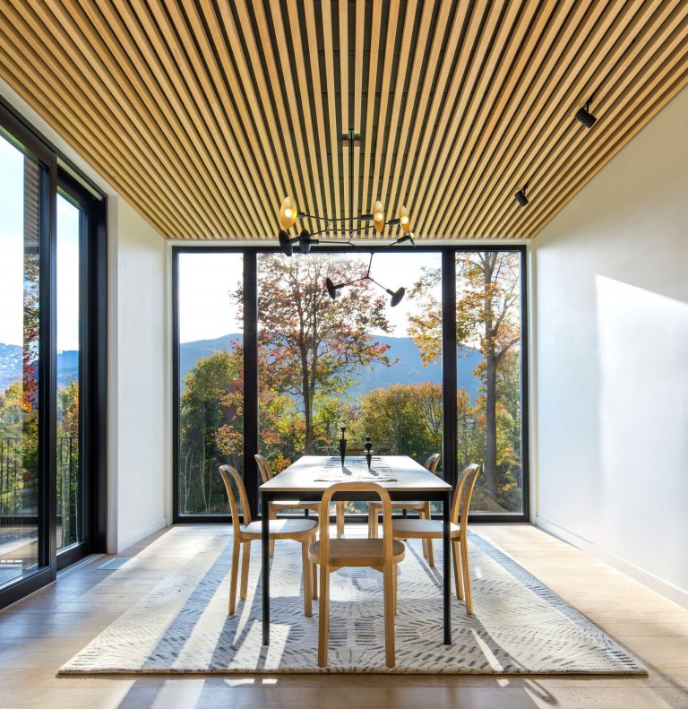 Venkovský dům na svahu obklopený lesem