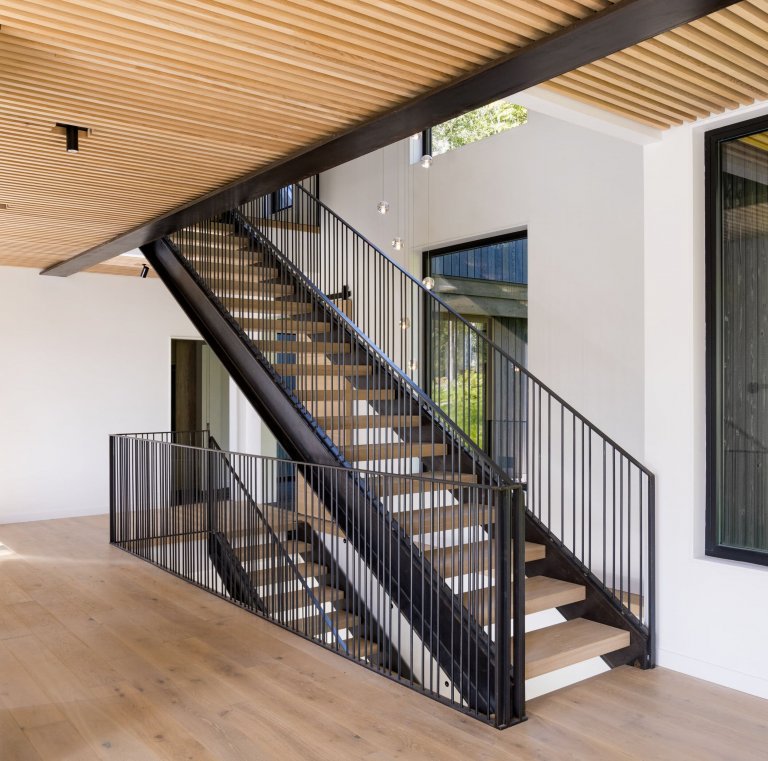 Venkovský dům na svahu obklopený lesem