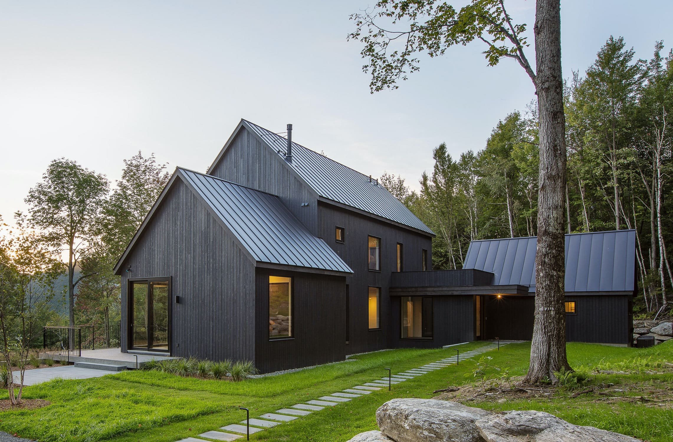 Venkovský dům na svahu obklopený lesem