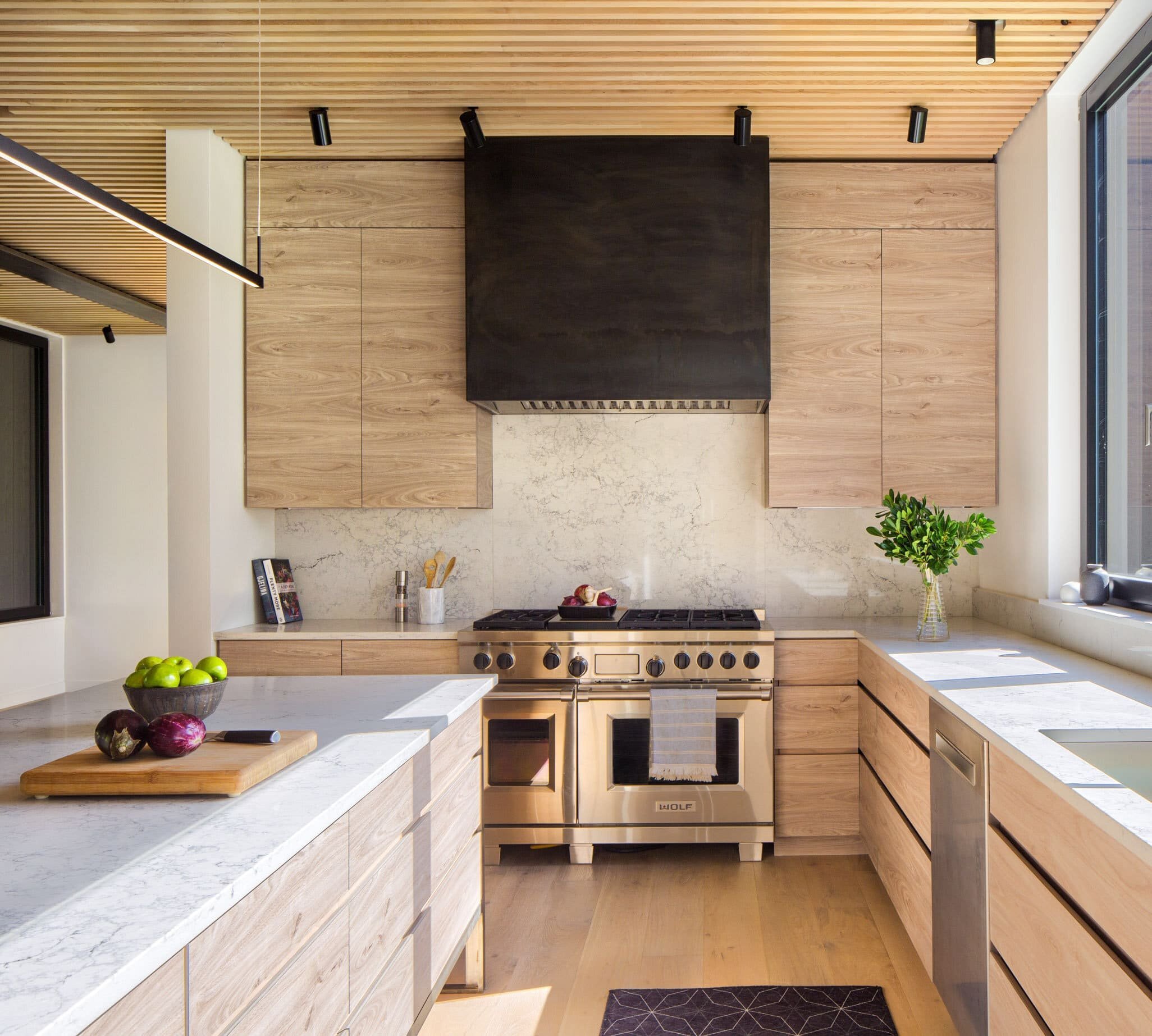 Venkovský dům na svahu obklopený lesem