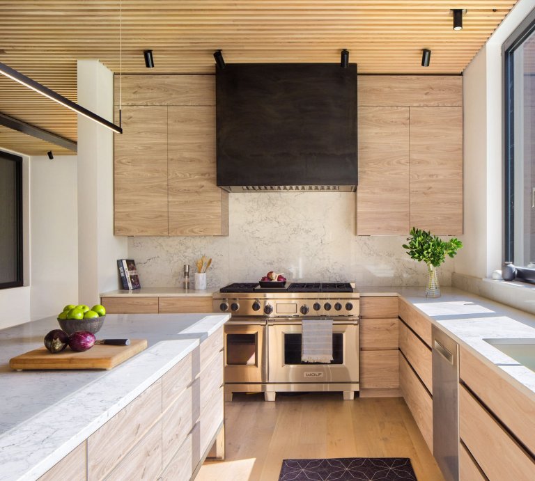 Venkovský dům na svahu obklopený lesem