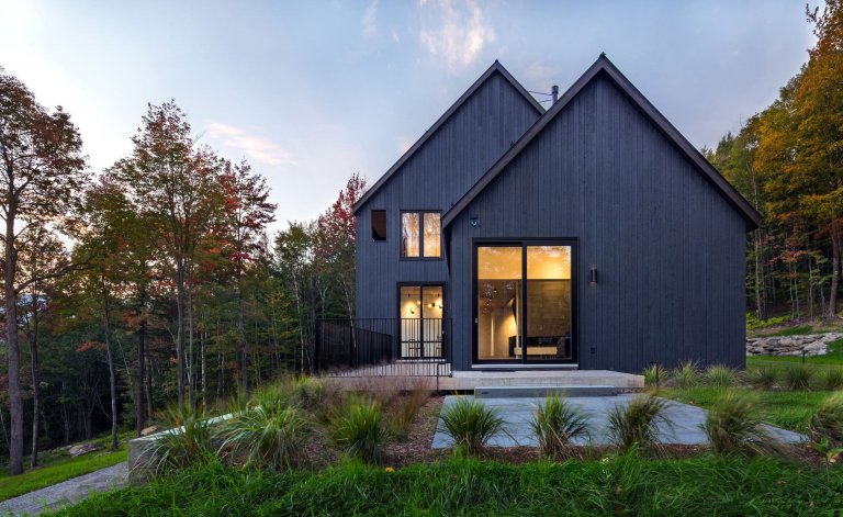 Venkovský dům na svahu obklopený lesem