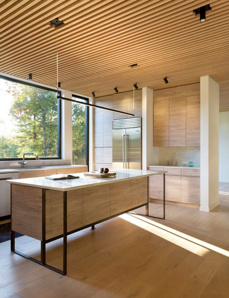 Venkovský dům na svahu obklopený lesem