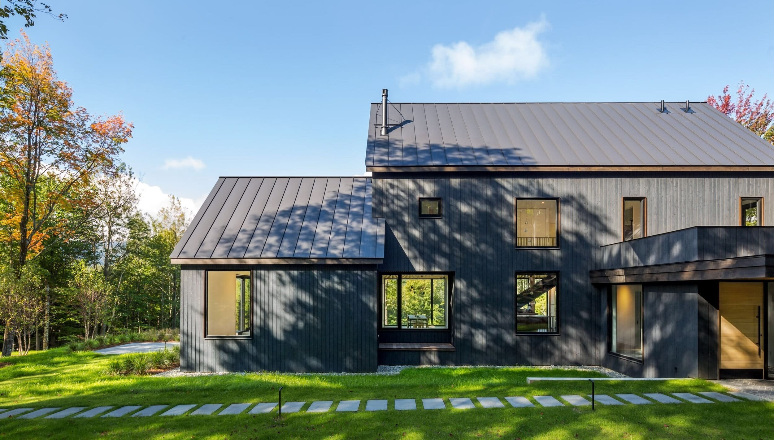 Venkovský dům na svahu obklopený lesem