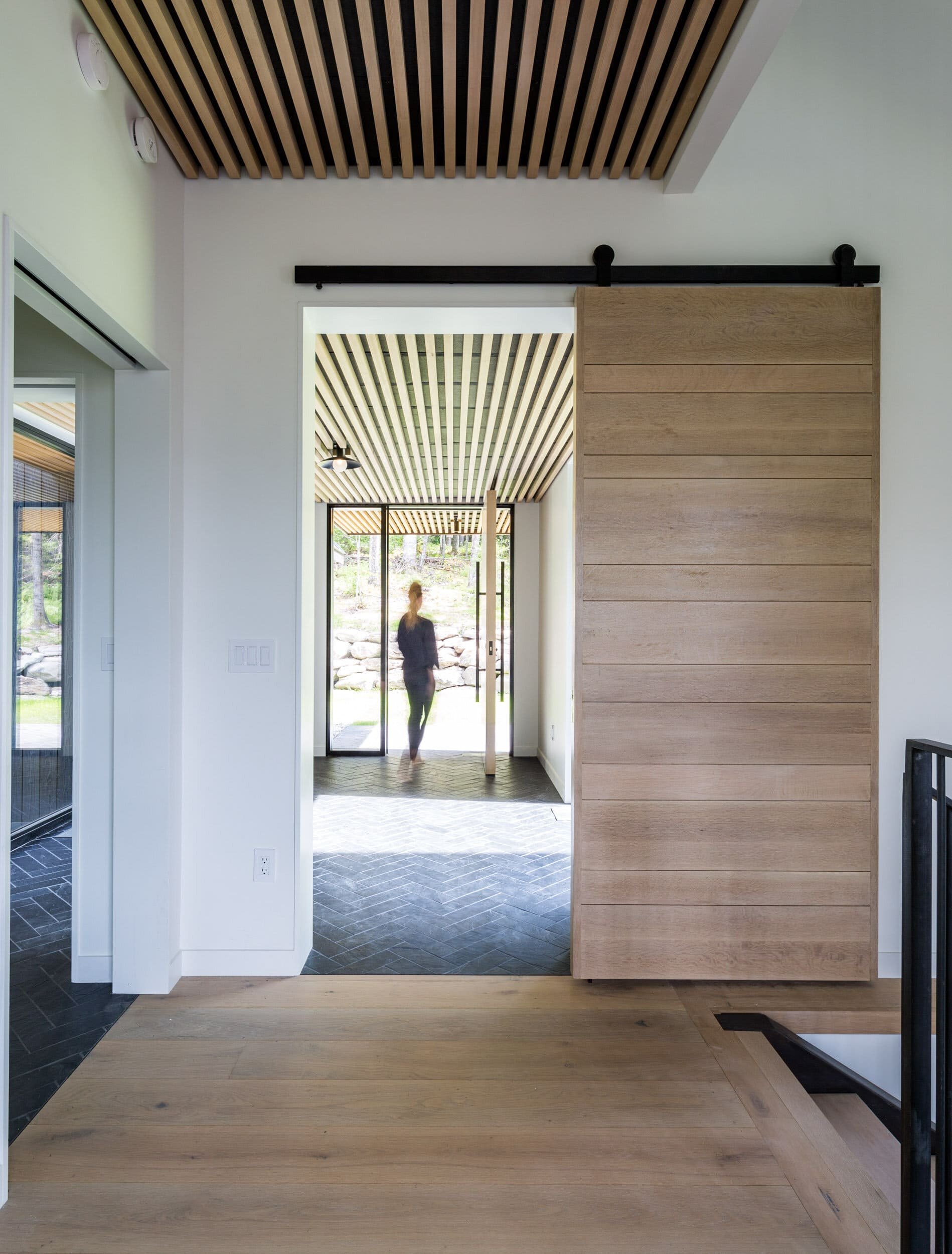 Venkovský dům na svahu obklopený lesem