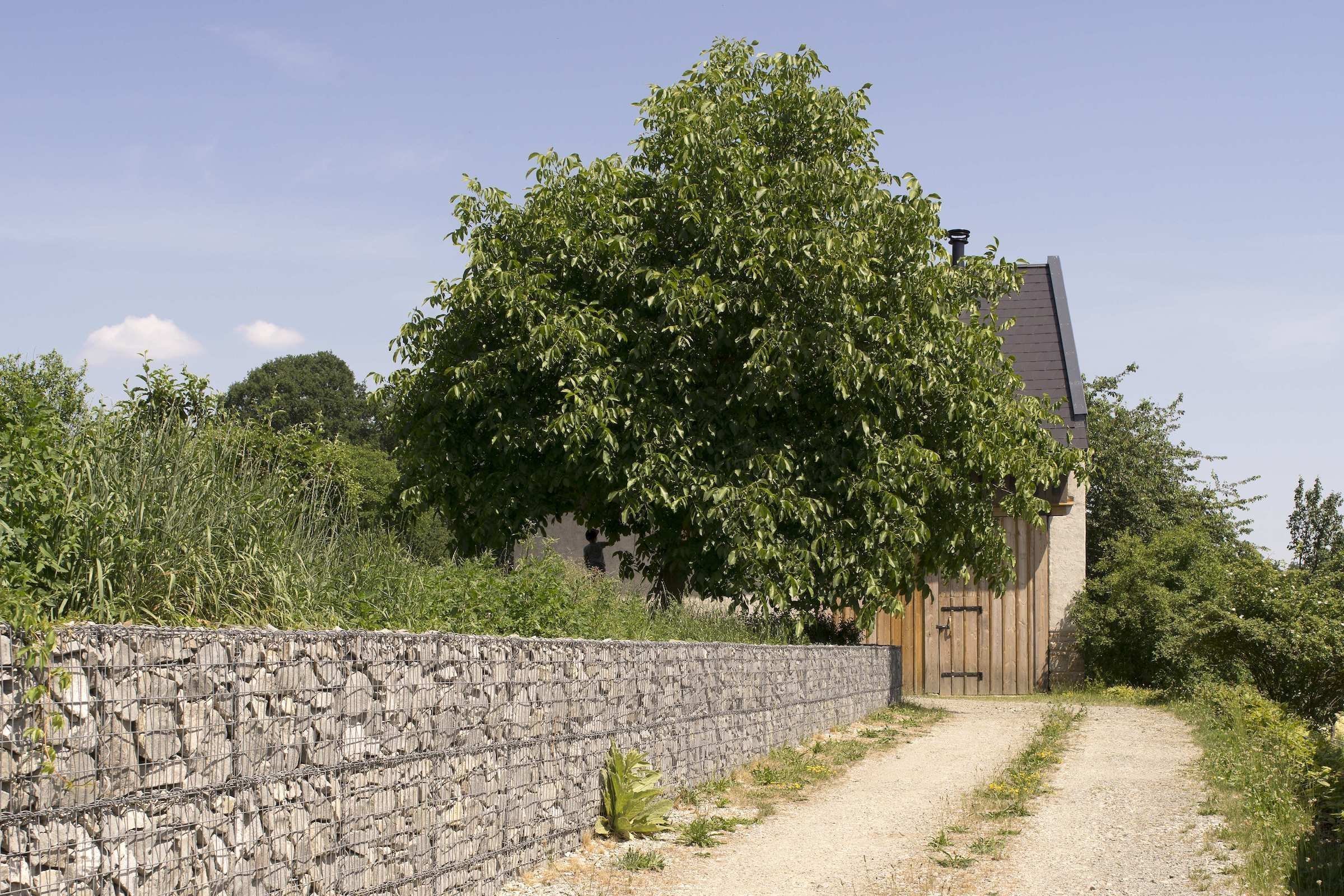 Ze staré stodoly je moderní chalupa k rekreaci