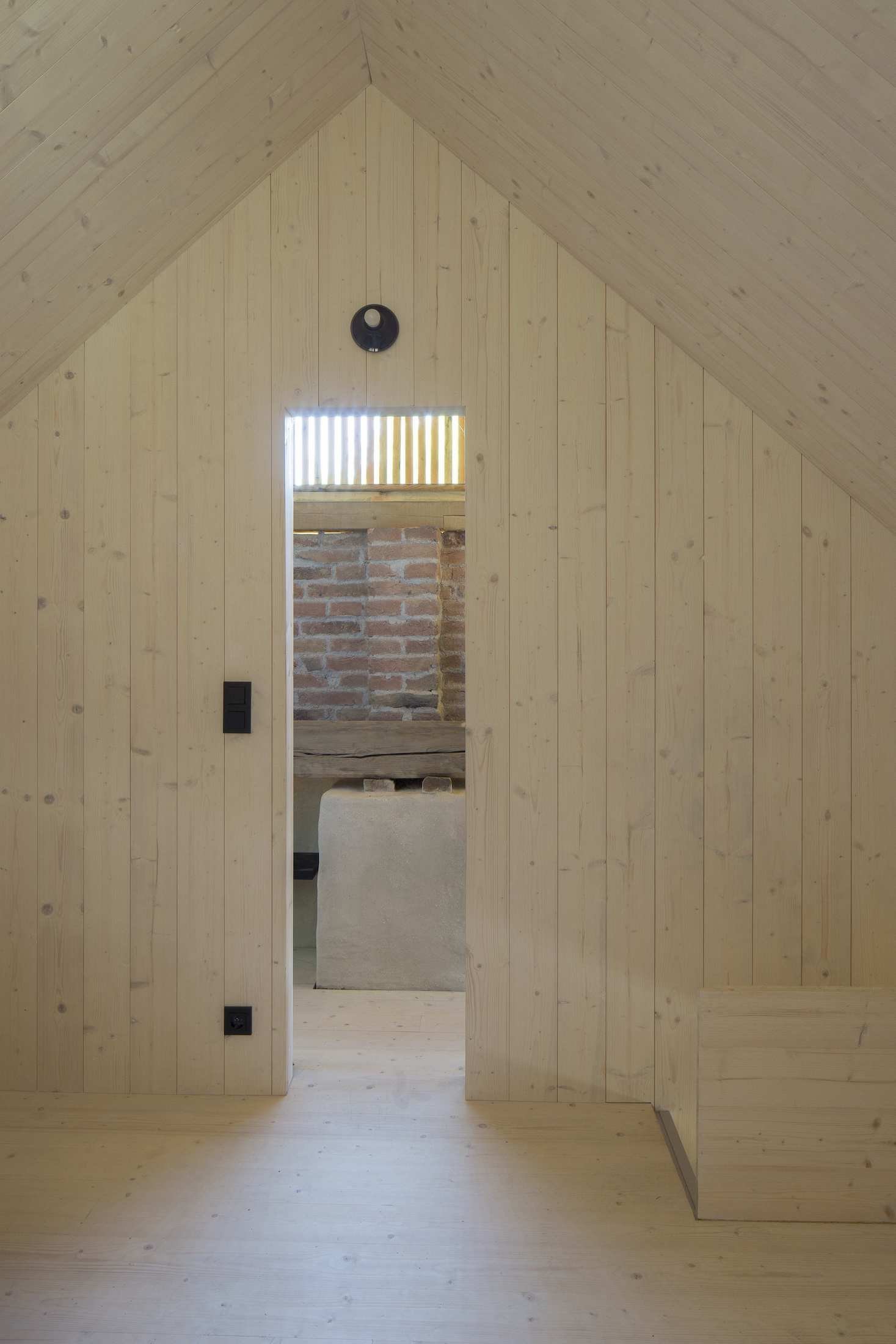 Ze staré stodoly je moderní chalupa k rekreaci