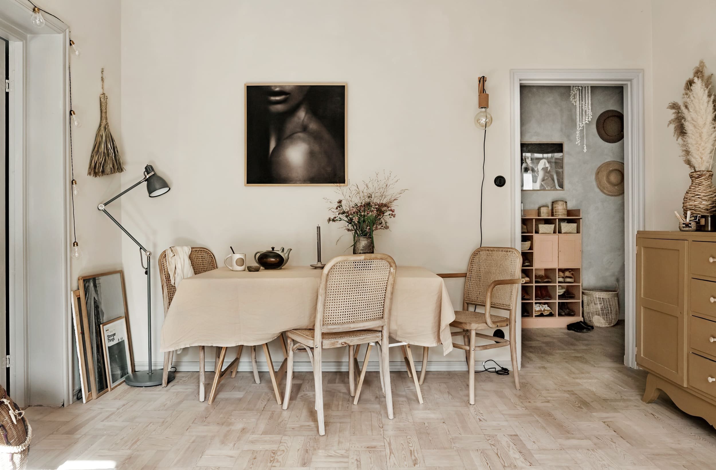 Zemité barvy a přírodní materiály interiéru sluší