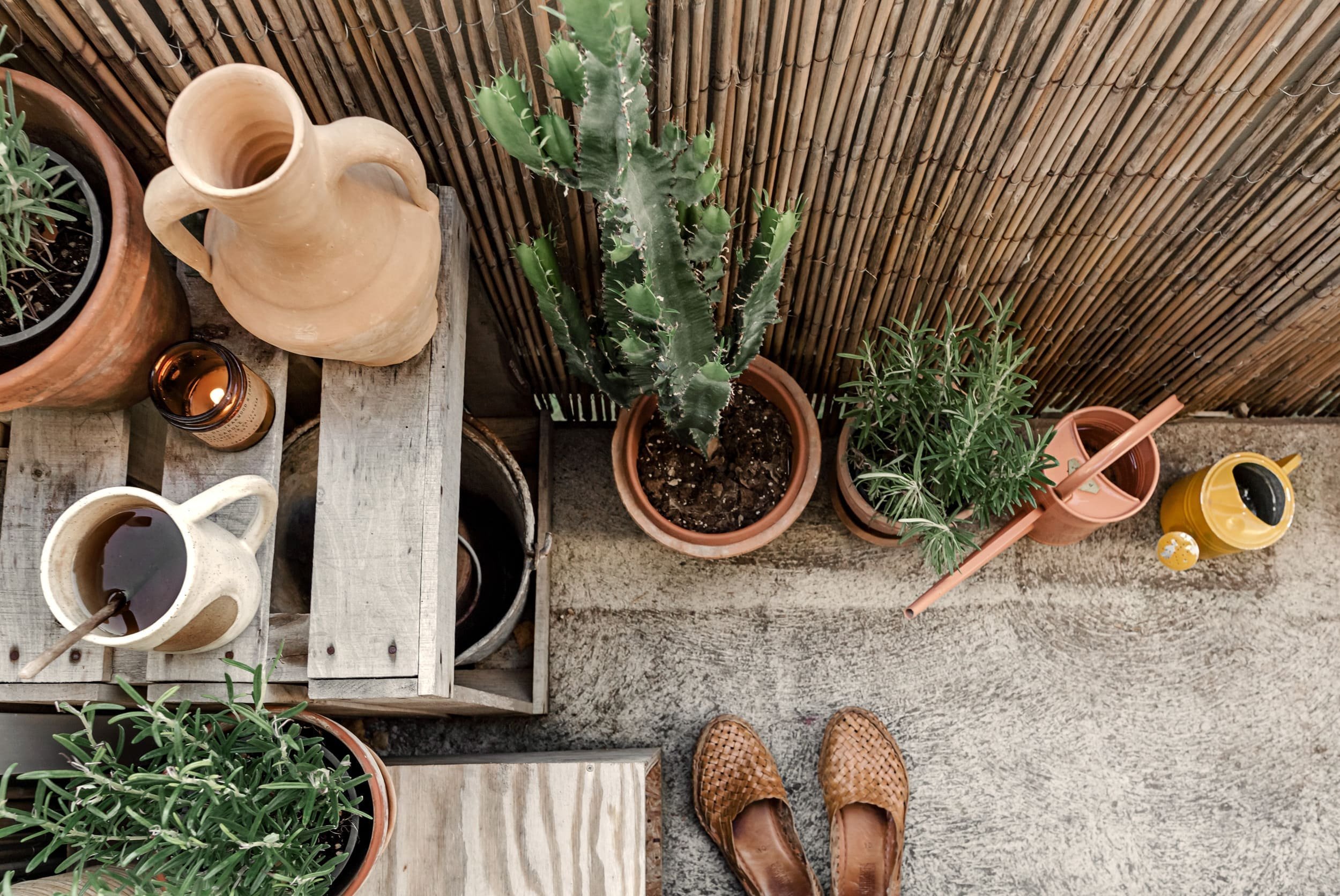 Zemité barvy a přírodní materiály interiéru sluší