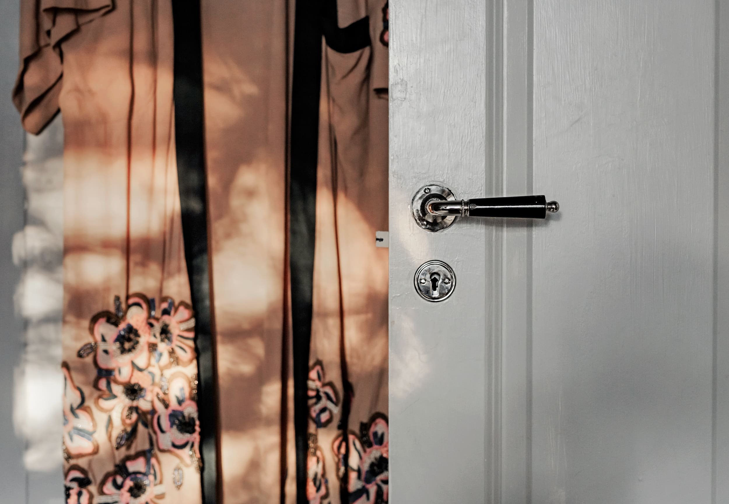 Zemité barvy a přírodní materiály interiéru sluší