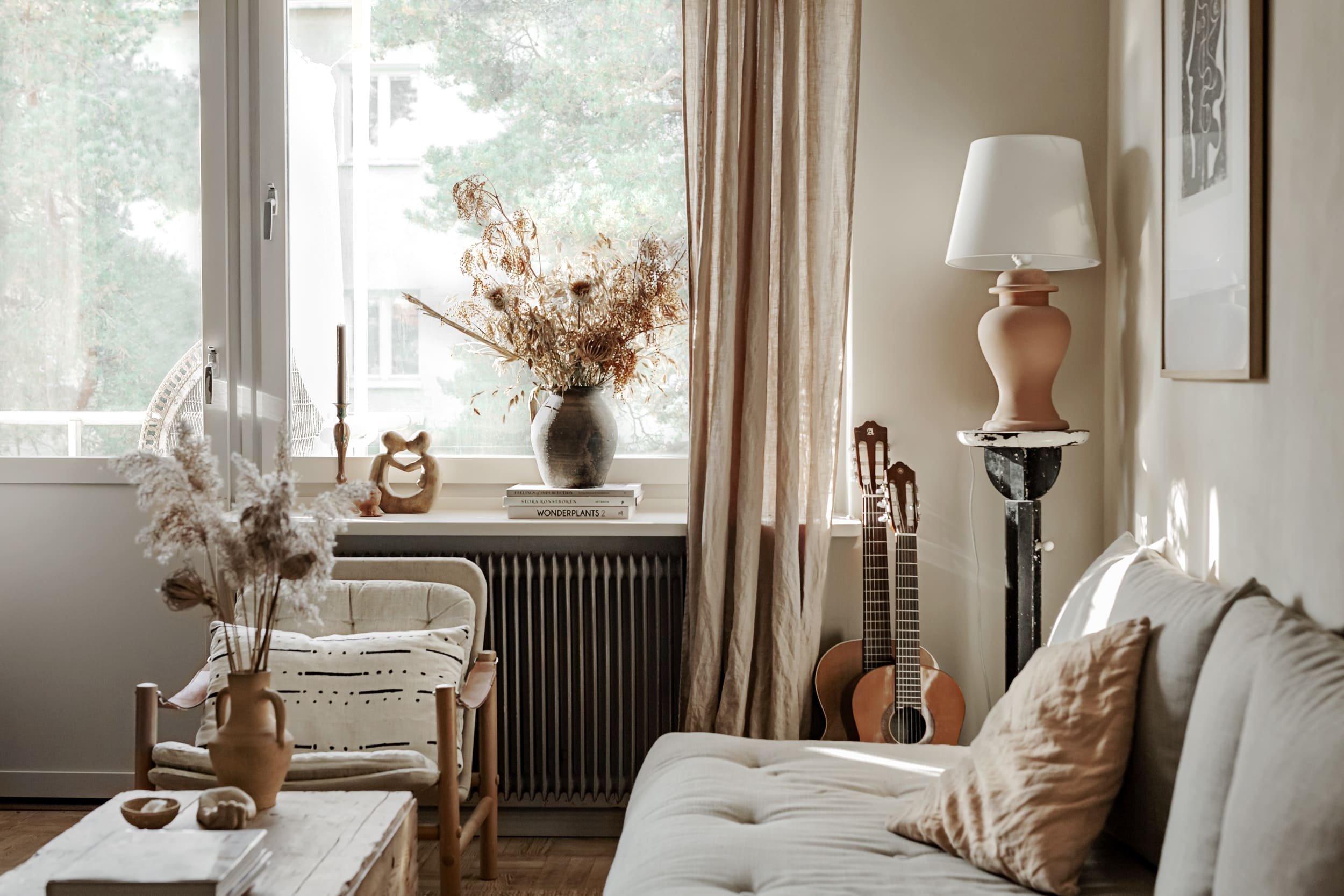 Zemité barvy a přírodní materiály interiéru sluší