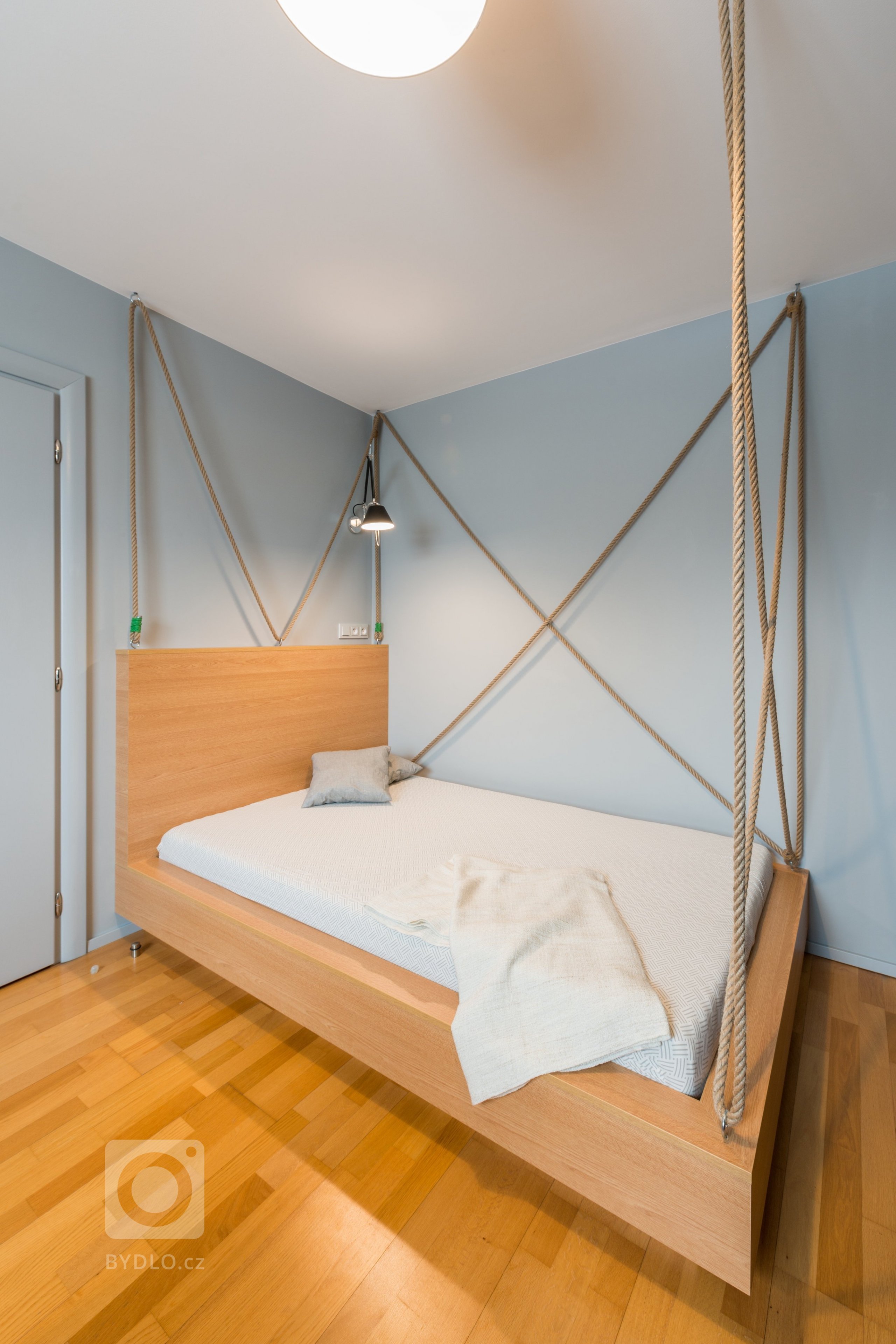 pokoj pro nejstaršího sourozence - postel s lany