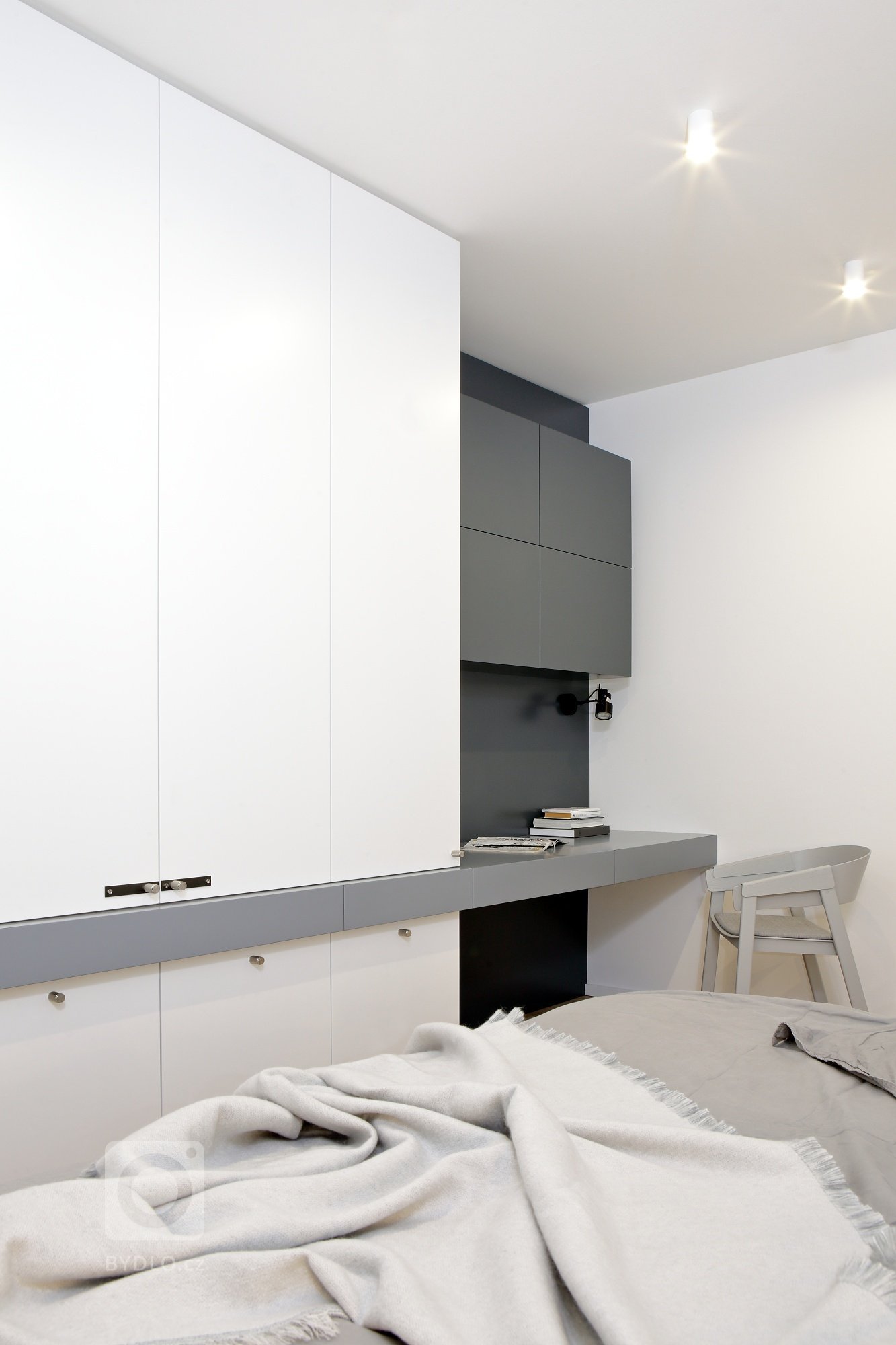 šatní skříň s pracovním koutem v menší ložnici