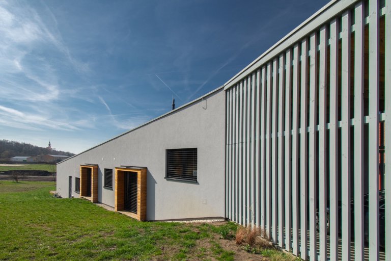 Klienty byla mladá rodina s nízkým rozpočtem a hlavním bodem zadání byl bungalov s výhledem na severozápad na České středohoří. Dům měl reagovat na terén…
