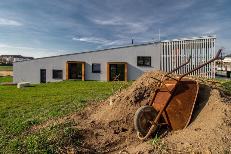 Klienty byla mladá rodina s nízkým rozpočtem a hlavním bodem zadání byl bungalov s výhledem na severozápad na České středohoří. Dům měl reagovat na terén…