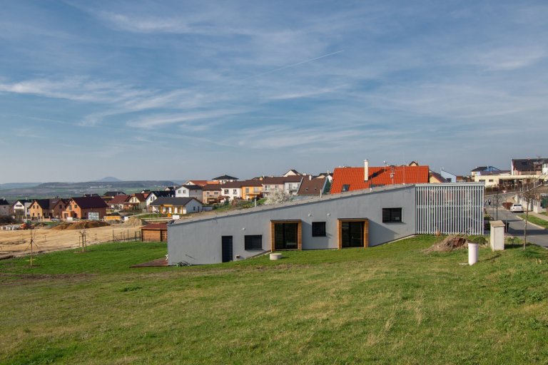 Klienty byla mladá rodina s nízkým rozpočtem a hlavním bodem zadání byl bungalov s výhledem na severozápad na České středohoří. Dům měl reagovat na terén…