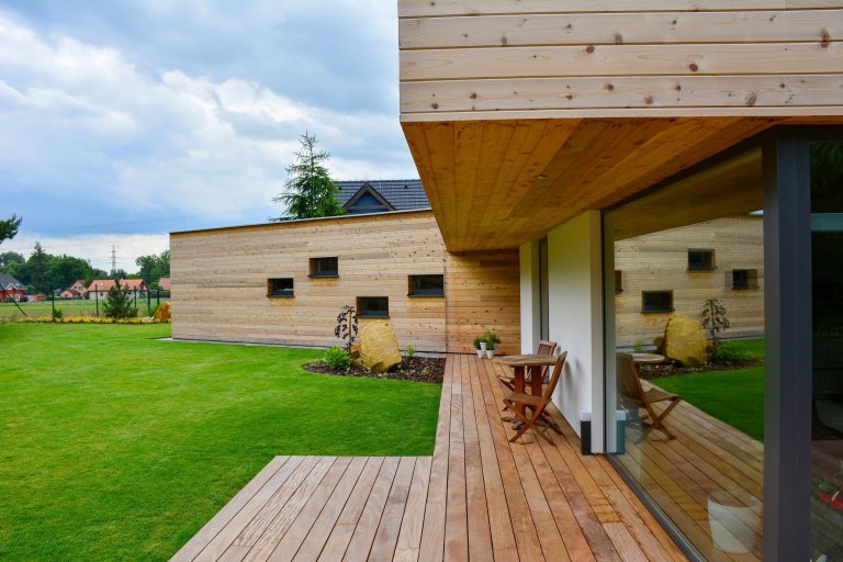 Pozemek pro tento dům můžeme najít v&nbsp;řídce zastavěné periferní části města. Na jedné straně parcely se nachází borovicový les, který dodává atmosféru…