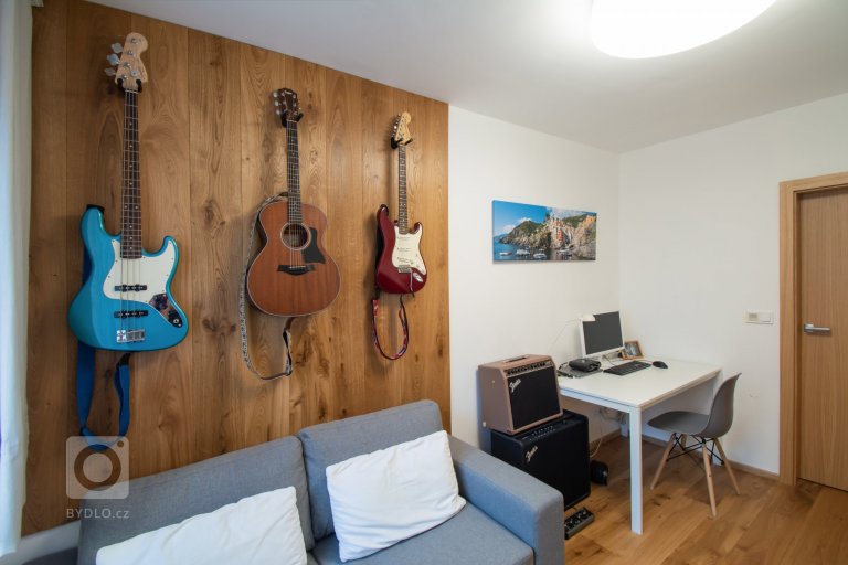 add picture to album