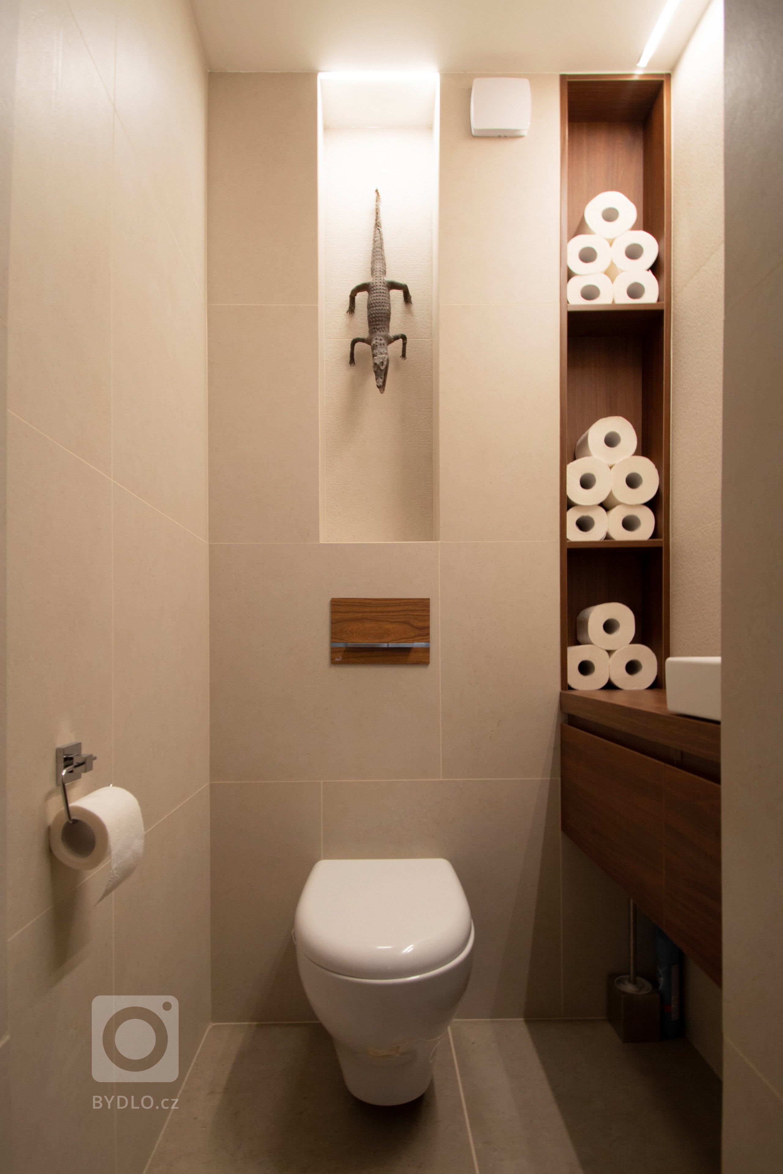 Byt je ve staré blokové zástavbě v Holešovicích. Velká výhoda bytu spočívá v jeho nosném systému kdy Jediný nosný prvek v celé dispozici&nbsp;je sloup zhruba…