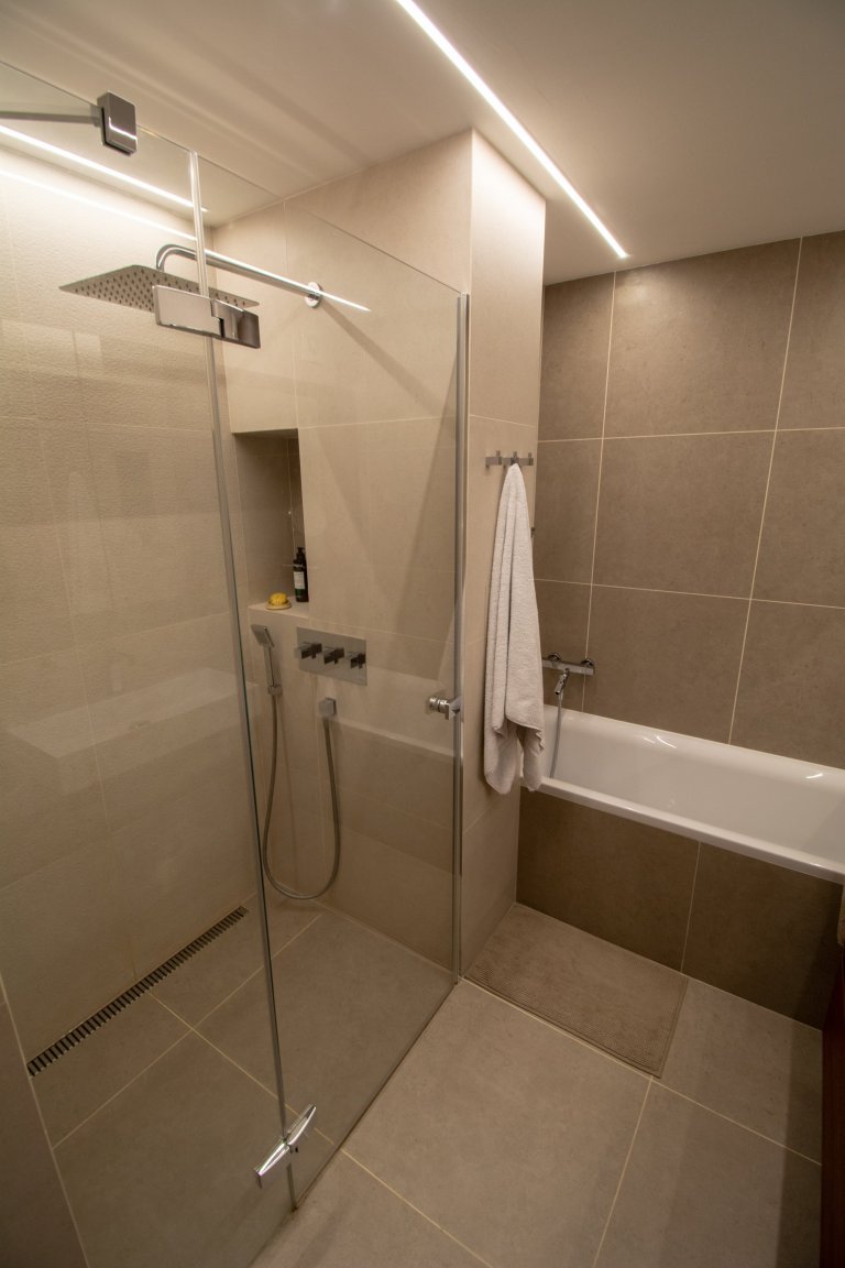 Byt je ve staré blokové zástavbě v Holešovicích. Velká výhoda bytu spočívá v jeho nosném systému kdy Jediný nosný prvek v celé dispozici&nbsp;je sloup zhruba…