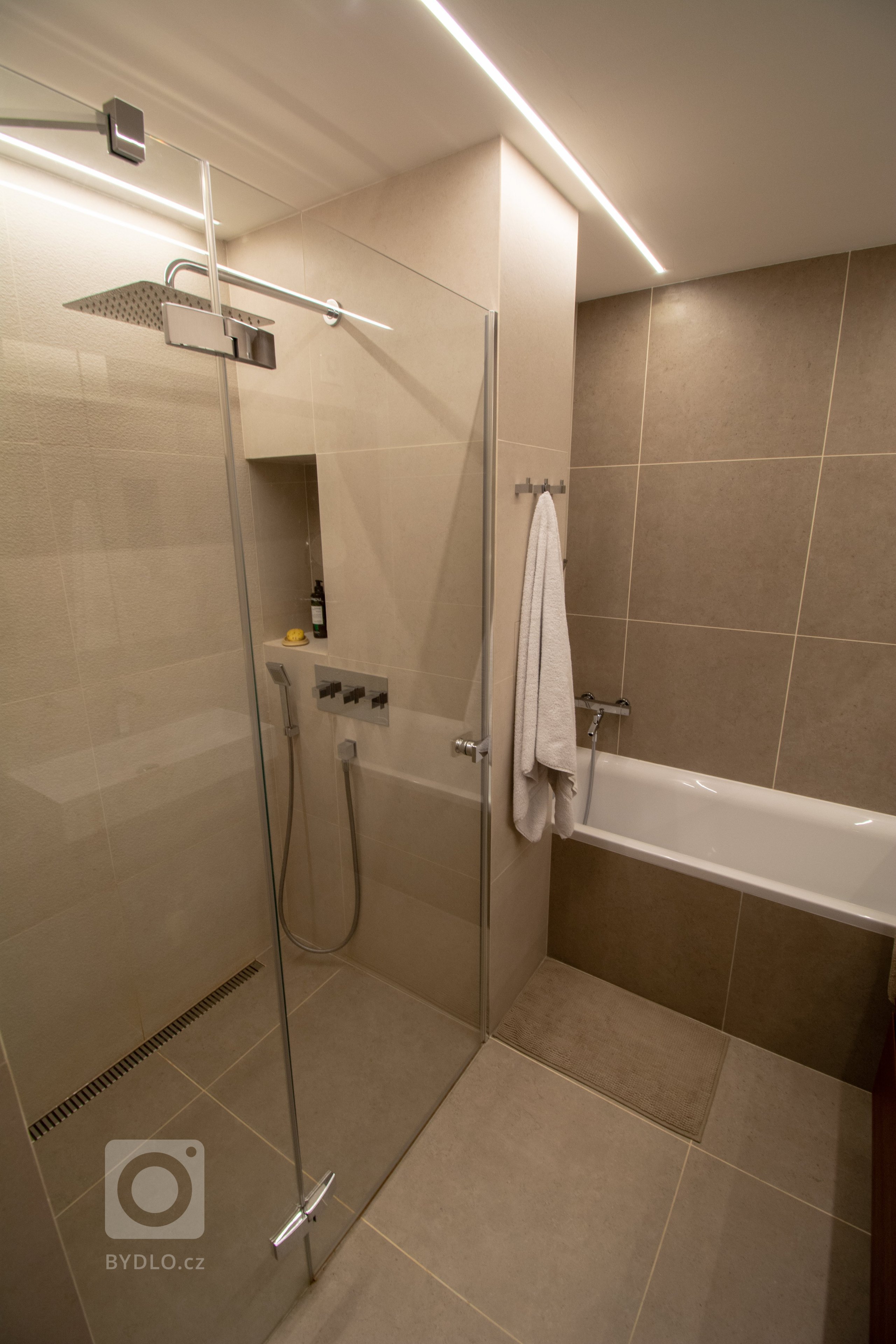 Byt je ve staré blokové zástavbě v Holešovicích. Velká výhoda bytu spočívá v jeho nosném systému kdy Jediný nosný prvek v celé dispozici&nbsp;je sloup zhruba…