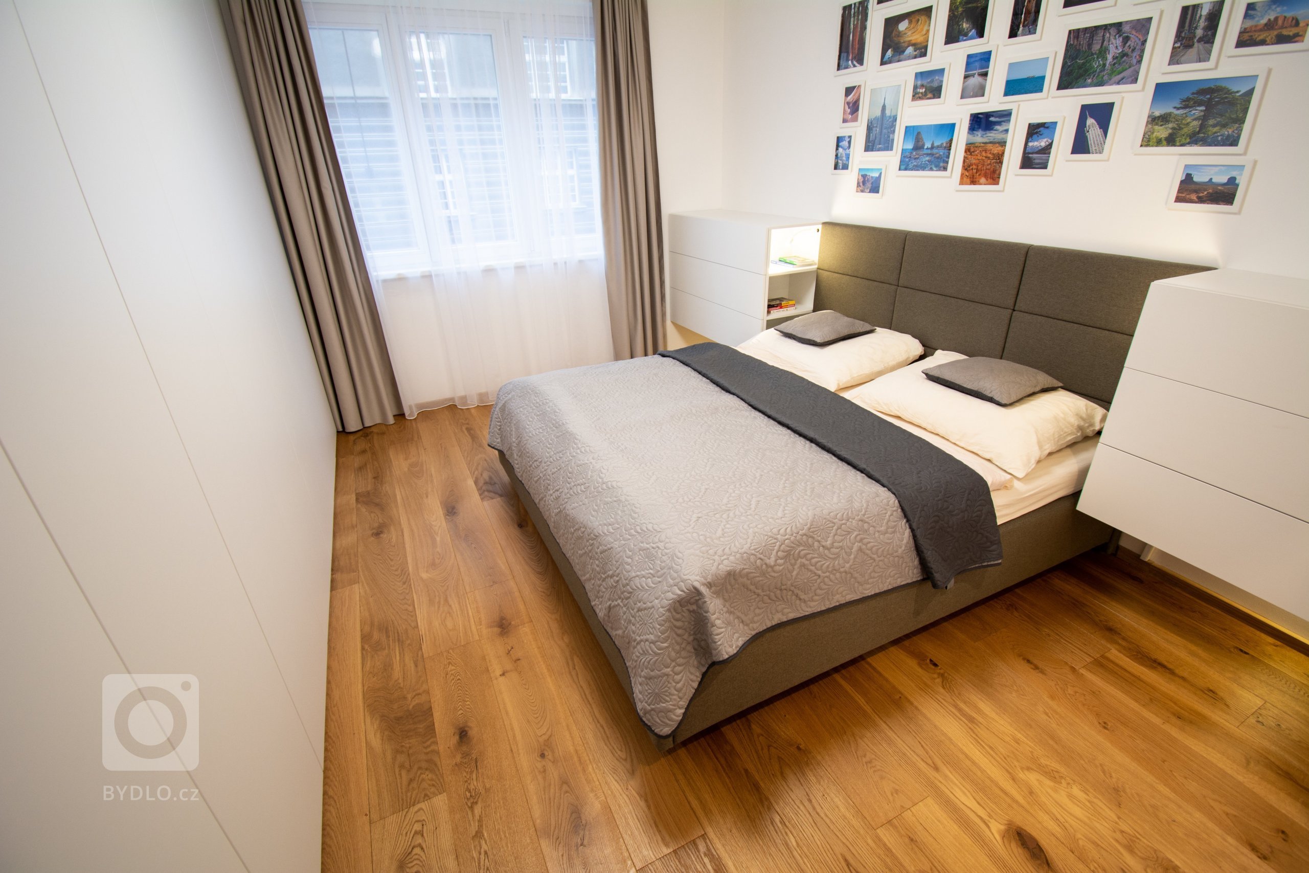 Byt je ve staré blokové zástavbě v Holešovicích. Velká výhoda bytu spočívá v jeho nosném systému kdy Jediný nosný prvek v celé dispozici&nbsp;je sloup zhruba…