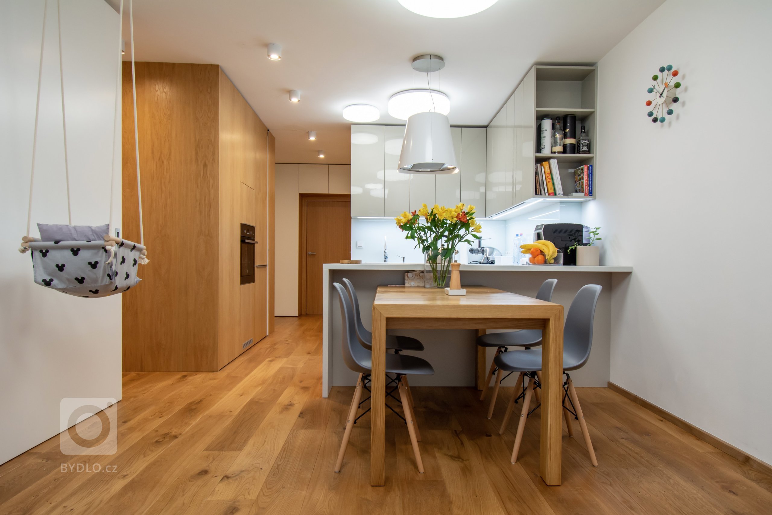 Byt je ve staré blokové zástavbě v Holešovicích. Velká výhoda bytu spočívá v jeho nosném systému kdy Jediný nosný prvek v celé dispozici&nbsp;je sloup zhruba…