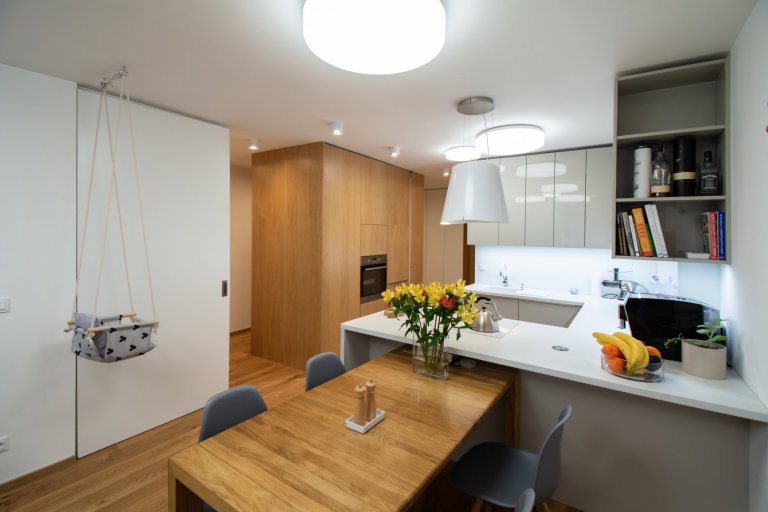 Byt je ve staré blokové zástavbě v Holešovicích. Velká výhoda bytu spočívá v jeho nosném systému kdy Jediný nosný prvek v celé dispozici&nbsp;je sloup zhruba…