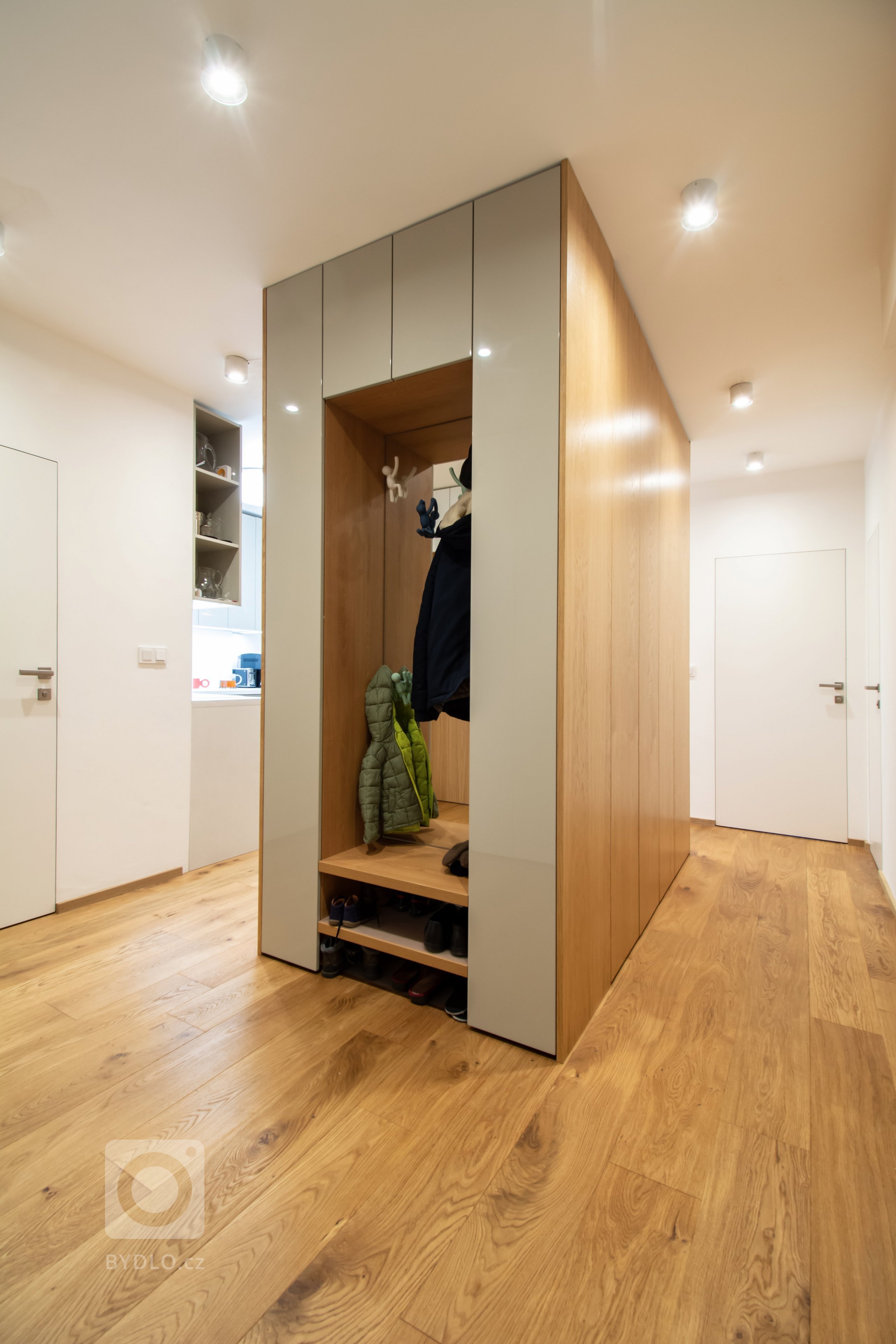 Byt je ve staré blokové zástavbě v Holešovicích. Velká výhoda bytu spočívá v jeho nosném systému kdy Jediný nosný prvek v celé dispozici&nbsp;je sloup zhruba…