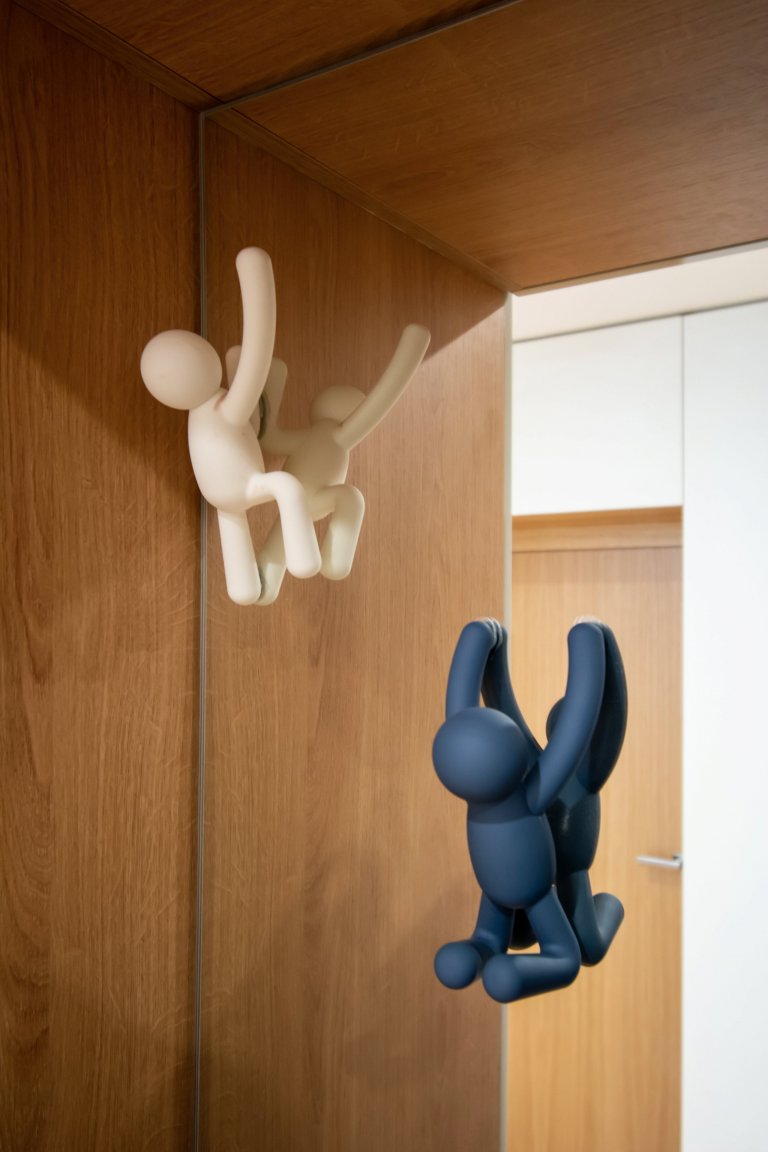 Byt je ve staré blokové zástavbě v Holešovicích. Velká výhoda bytu spočívá v jeho nosném systému kdy Jediný nosný prvek v celé dispozici&nbsp;je sloup zhruba…