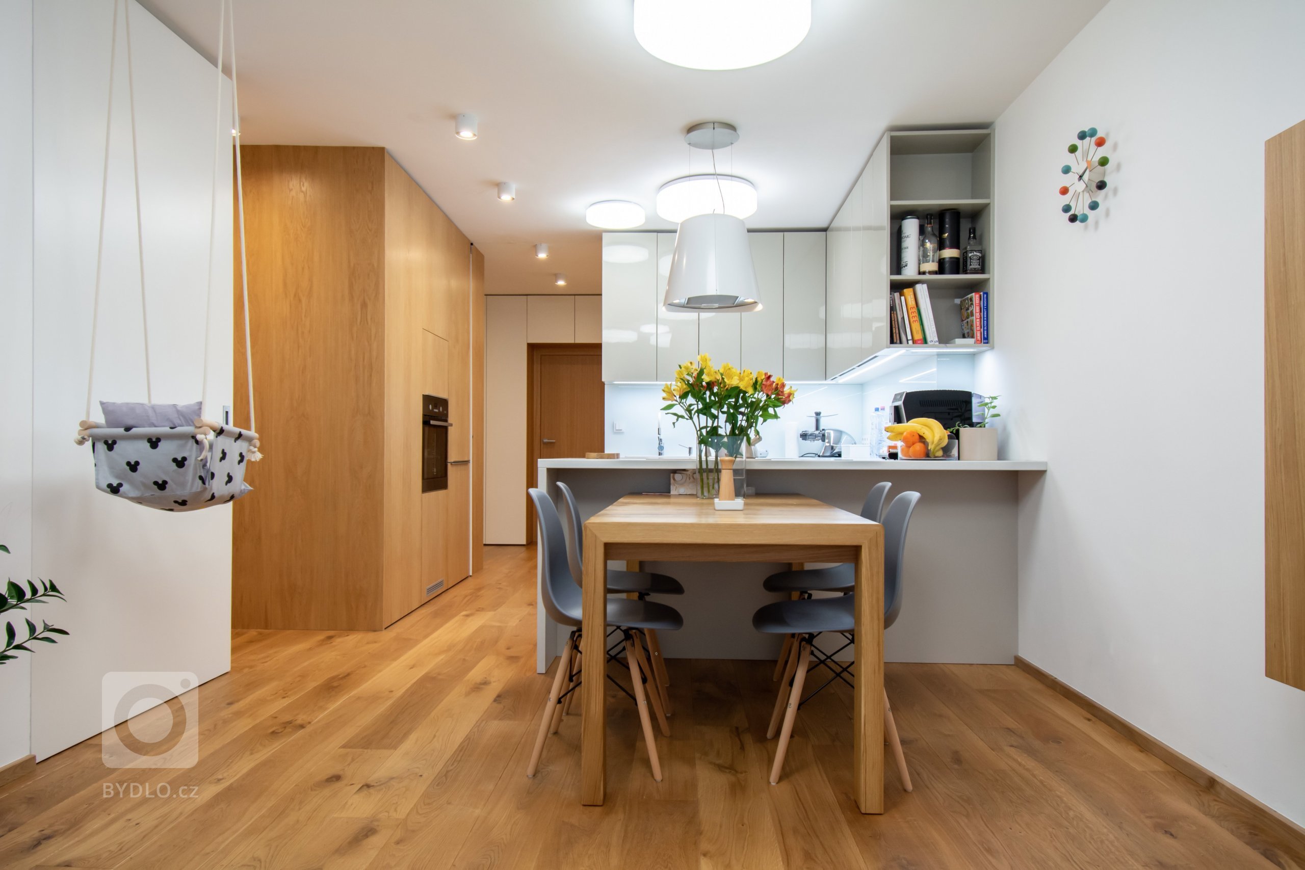 Byt je ve staré blokové zástavbě v Holešovicích. Velká výhoda bytu spočívá v jeho nosném systému kdy Jediný nosný prvek v celé dispozici&nbsp;je sloup zhruba…