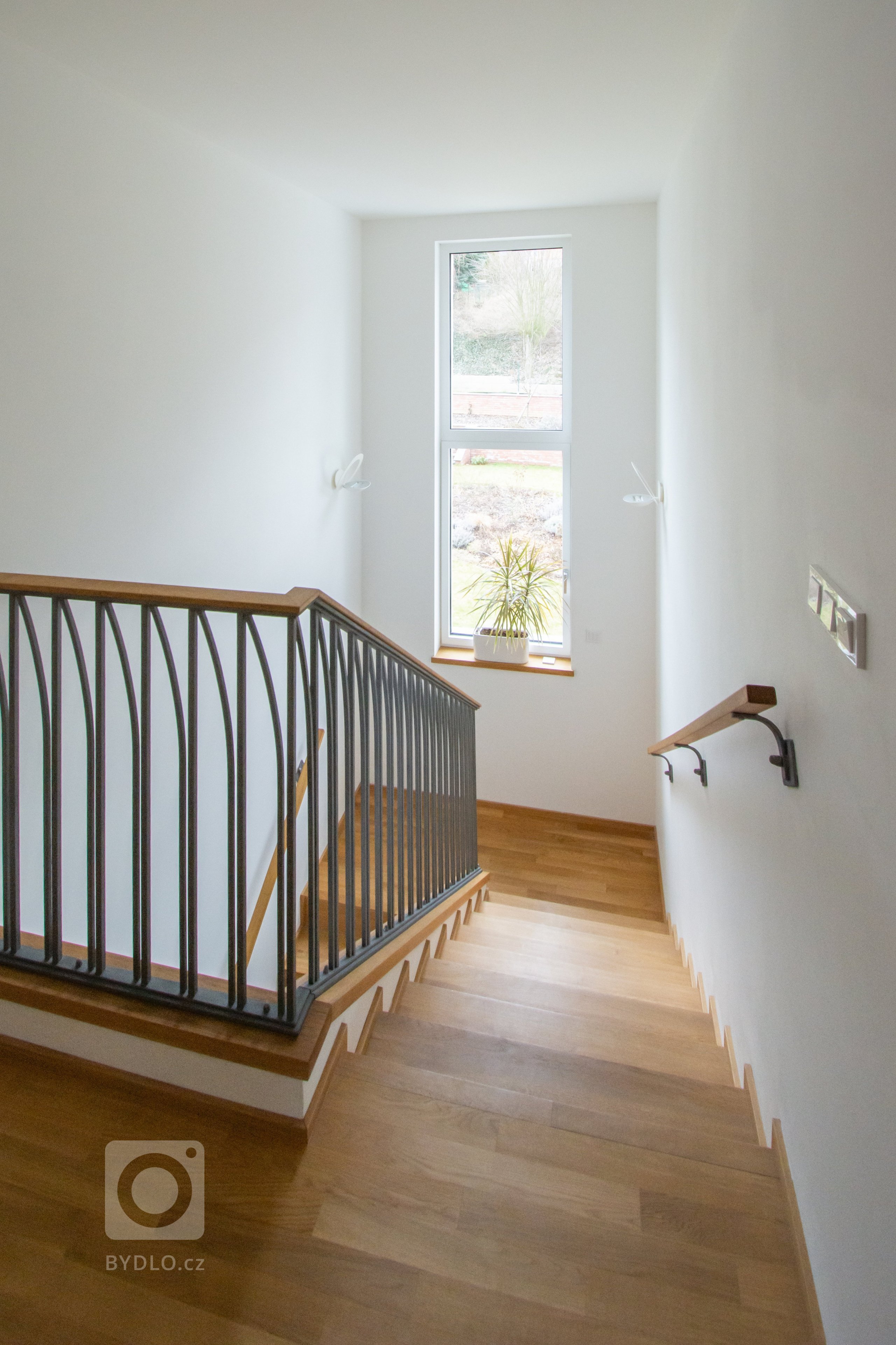 Dům je postaven na okraji zastavěného území sousedícím s&nbsp;údolím Divoké Šárky. Je konečným domem v&nbsp;řadové zástavbě táhnoucí se jednostranně podél celé…