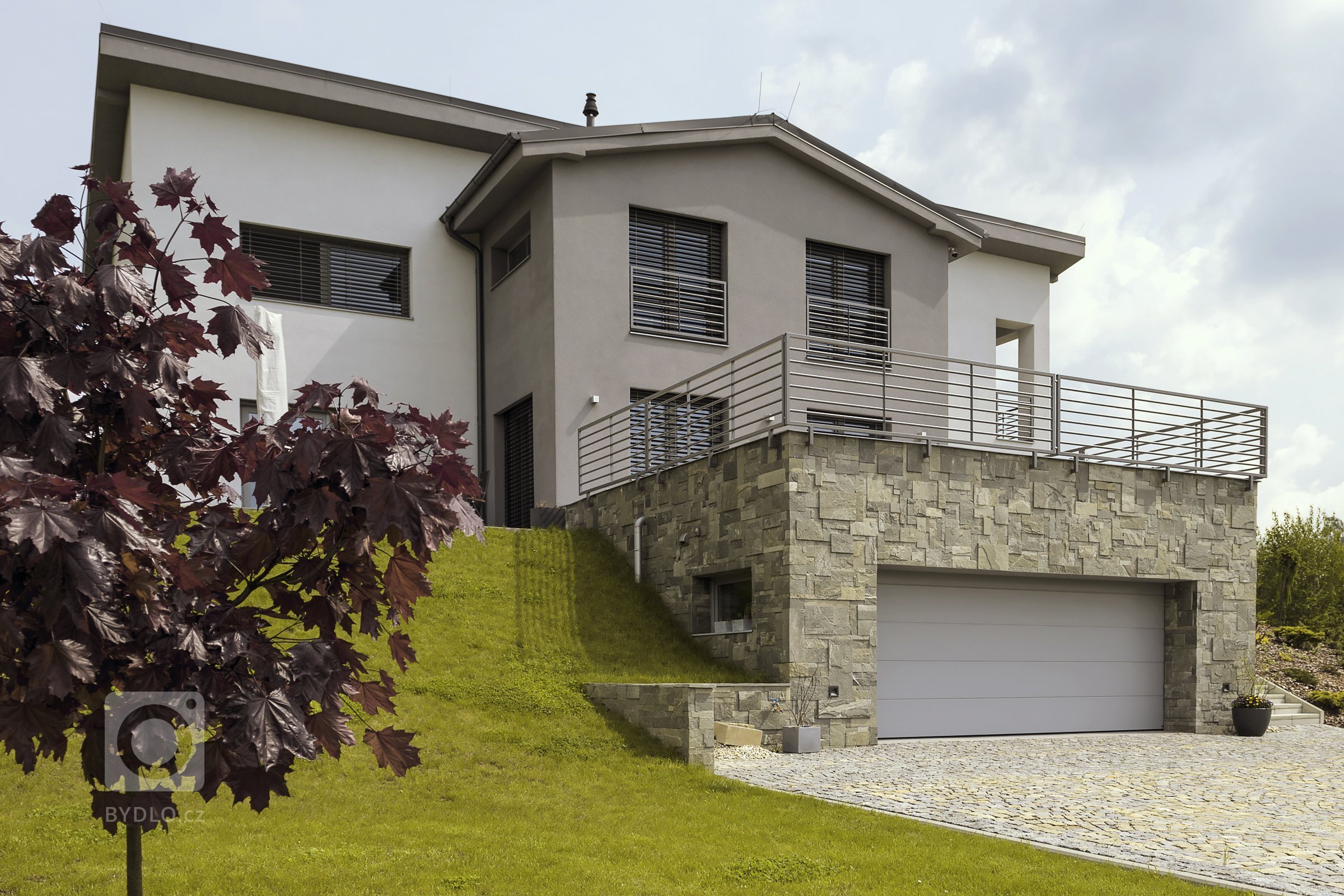 Plot, brána i zábradlí Airy (rodinný dům, Karviná)

Rozlehlý pozemek domu je otevřený. Rámuje jej plot&nbsp;z designové řady&nbsp;Airy a vjezdu dominuje…