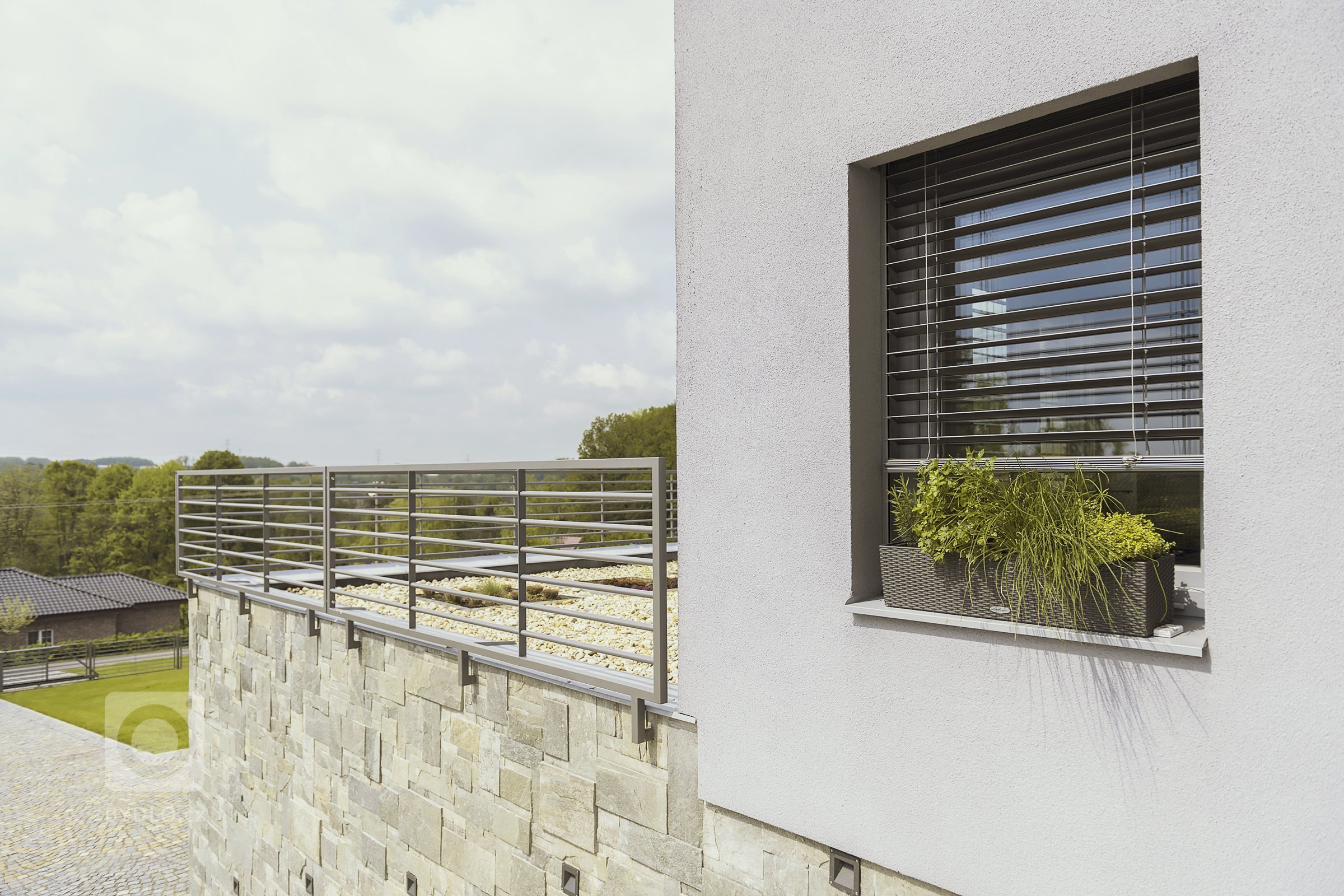 Plot, brána i zábradlí Airy (rodinný dům, Karviná)

Rozlehlý pozemek domu je otevřený. Rámuje jej plot&nbsp;z designové řady&nbsp;Airy a vjezdu dominuje…
