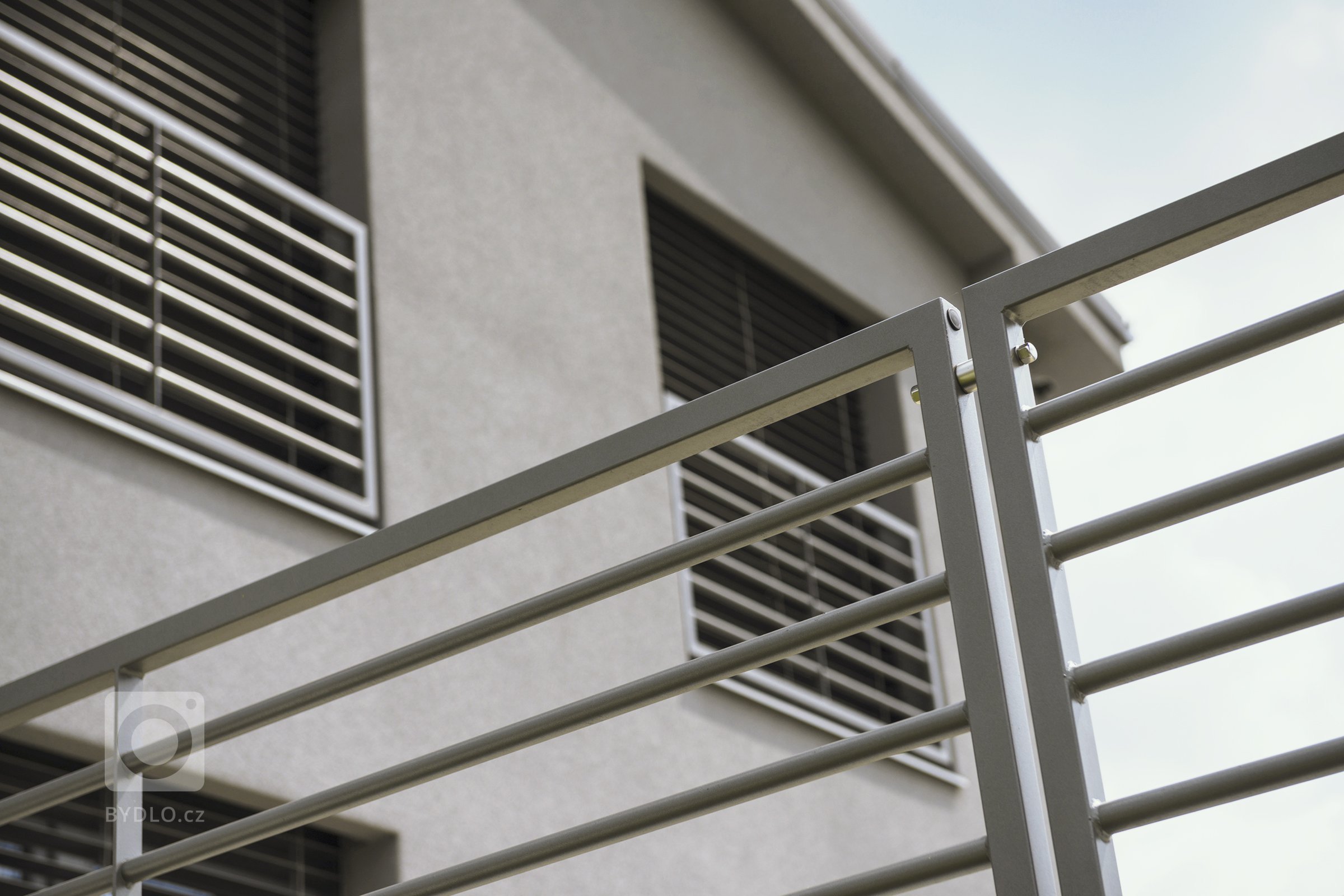 Plot, brána i zábradlí Airy (rodinný dům, Karviná)

Rozlehlý pozemek domu je otevřený. Rámuje jej plot&nbsp;z designové řady&nbsp;Airy a vjezdu dominuje…