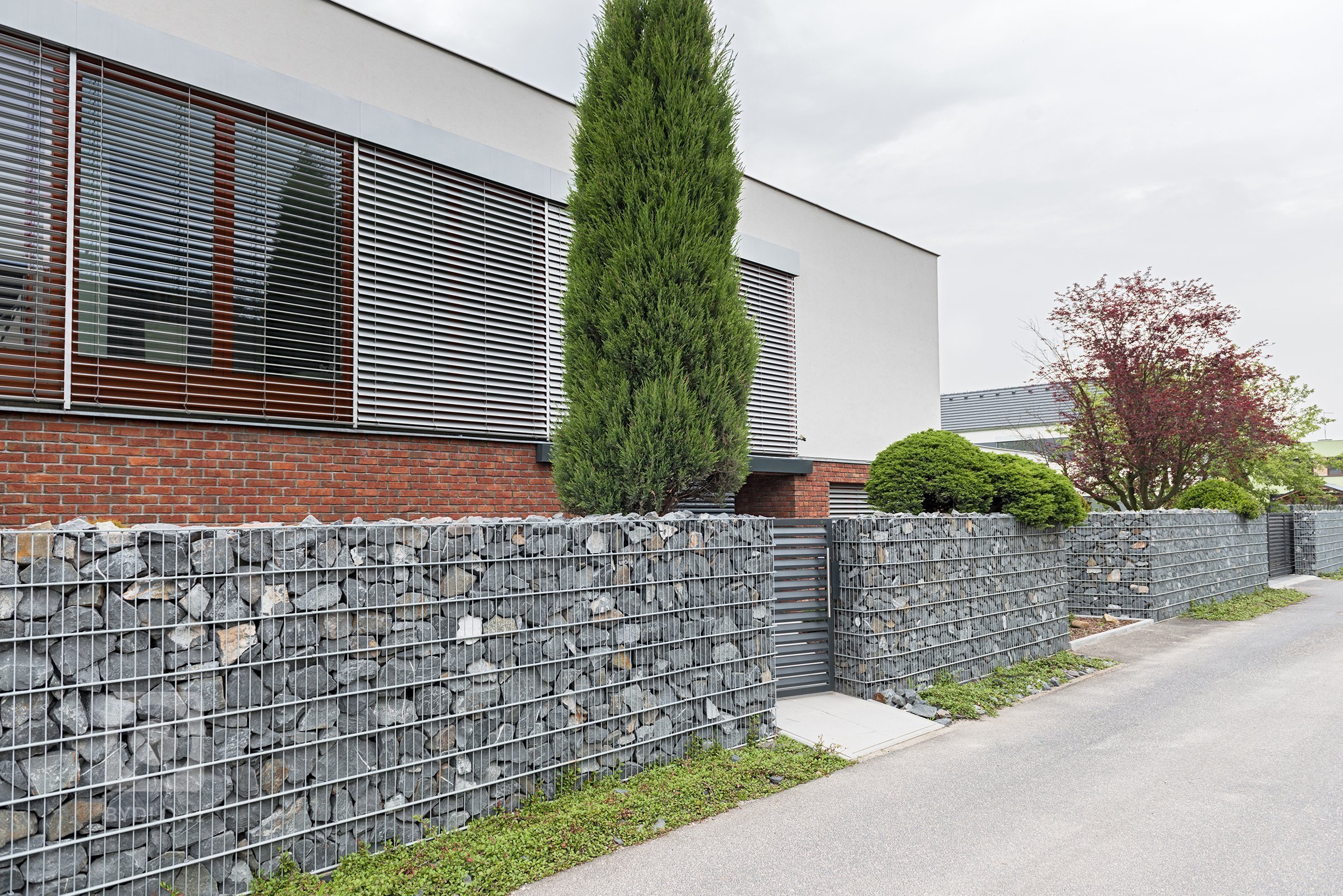 Gabion&nbsp;Rock s&nbsp;bránou a brankou&nbsp;Half (rodinný dům, Bohumín).

Šlo o rozsáhlou rekonstrukci prostorného domu, která byla ve všech ohledech…