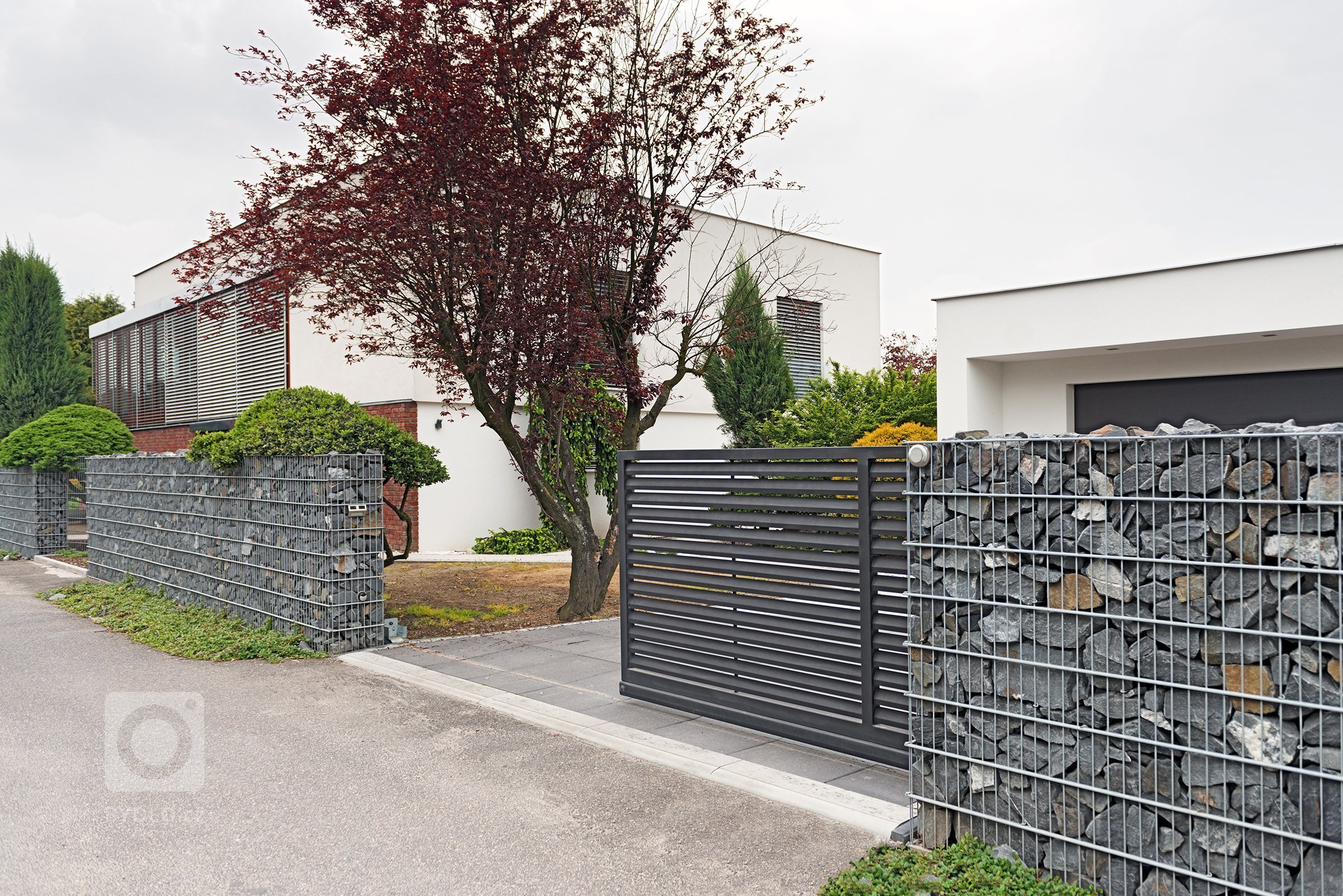 Gabion&nbsp;Rock s&nbsp;bránou a brankou&nbsp;Half (rodinný dům, Bohumín).

Šlo o rozsáhlou rekonstrukci prostorného domu, která byla ve všech ohledech…