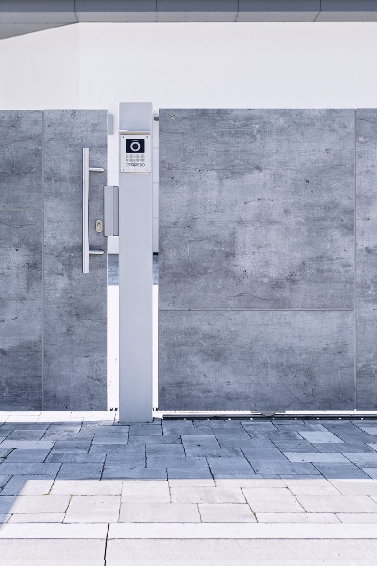 Vjezd k domu z řady Full (rodinný dům, Frýdek-Místek).

Ploty řady Full mohou mít díky materiálu prakticky jakýkoliv vzhled. Obkladové desky jsou&nbsp;z…