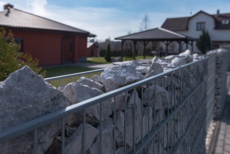 Kovový plot v kombinaci gabiony nezklame (rodinný dům, Orlová)

Současná podoba&nbsp;moderního bungalovu pro mladou rodinu. Takový trend dnešní doby. Majitel…