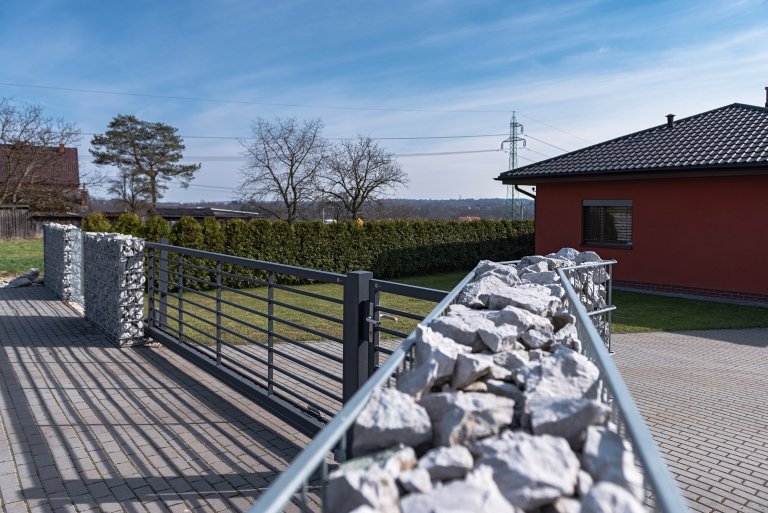 Kovový plot v kombinaci gabiony nezklame (rodinný dům, Orlová)

Současná podoba&nbsp;moderního bungalovu pro mladou rodinu. Takový trend dnešní doby. Majitel…
