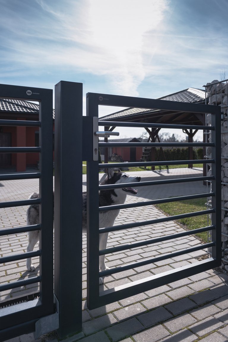 Kovový plot v kombinaci gabiony nezklame (rodinný dům, Orlová)

Současná podoba&nbsp;moderního bungalovu pro mladou rodinu. Takový trend dnešní doby. Majitel…