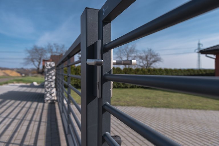 Kovový plot v kombinaci gabiony nezklame (rodinný dům, Orlová)

Současná podoba&nbsp;moderního bungalovu pro mladou rodinu. Takový trend dnešní doby. Majitel…