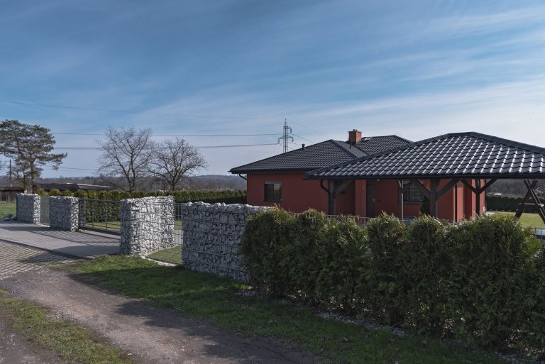 Kovový plot v kombinaci gabiony nezklame (rodinný dům, Orlová)

Současná podoba&nbsp;moderního bungalovu pro mladou rodinu. Takový trend dnešní doby. Majitel…