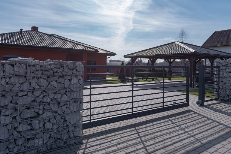 Kovový plot v kombinaci gabiony nezklame (rodinný dům, Orlová)

Současná podoba&nbsp;moderního bungalovu pro mladou rodinu. Takový trend dnešní doby. Majitel…