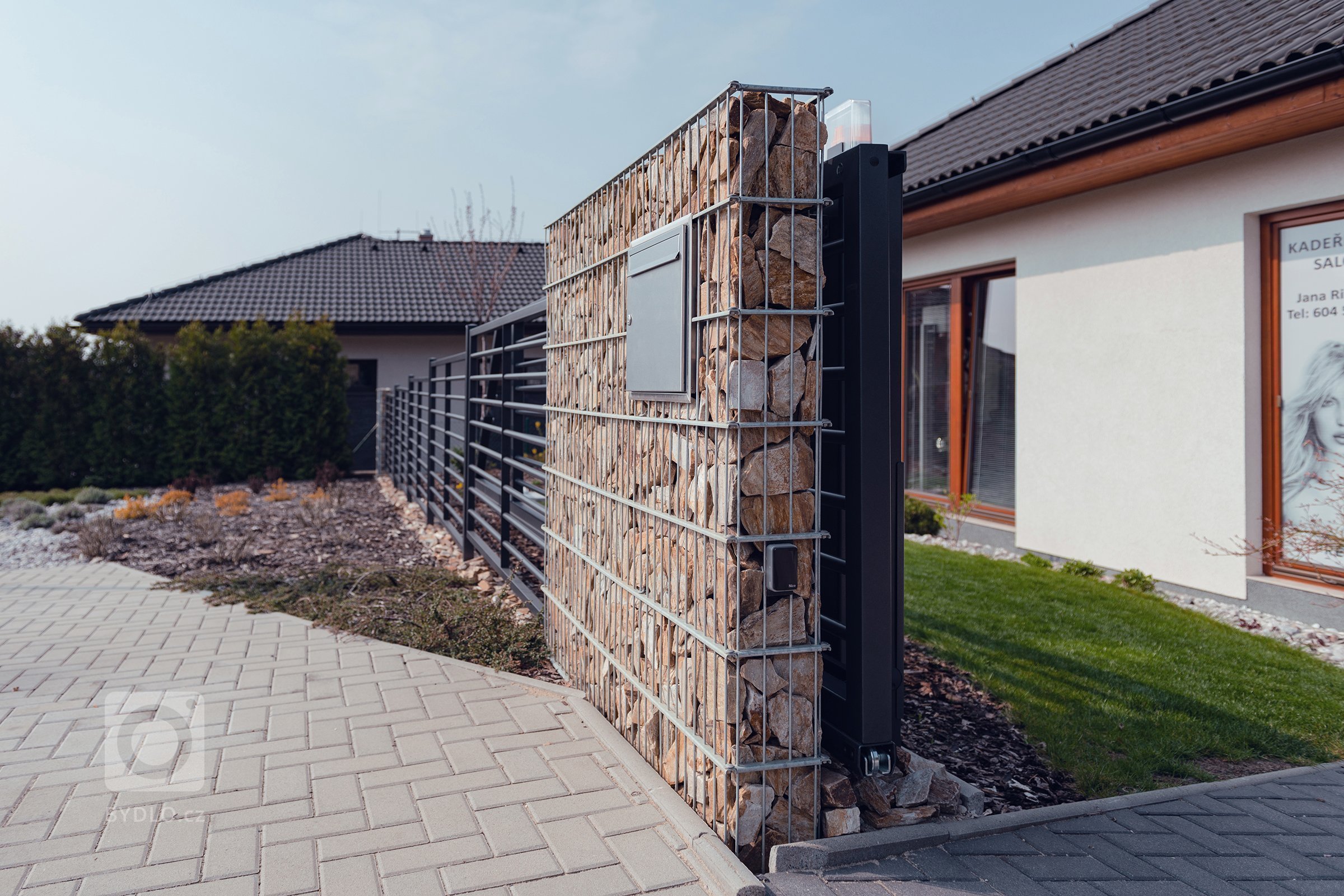 Jednoduše elegantní plot (rodinný dům, Mladá Boleslav)

Plot by neměl zastínit dům, ale měl by jej vhodně doplnit. Tak zněl požadavek zákazníka. A protože…