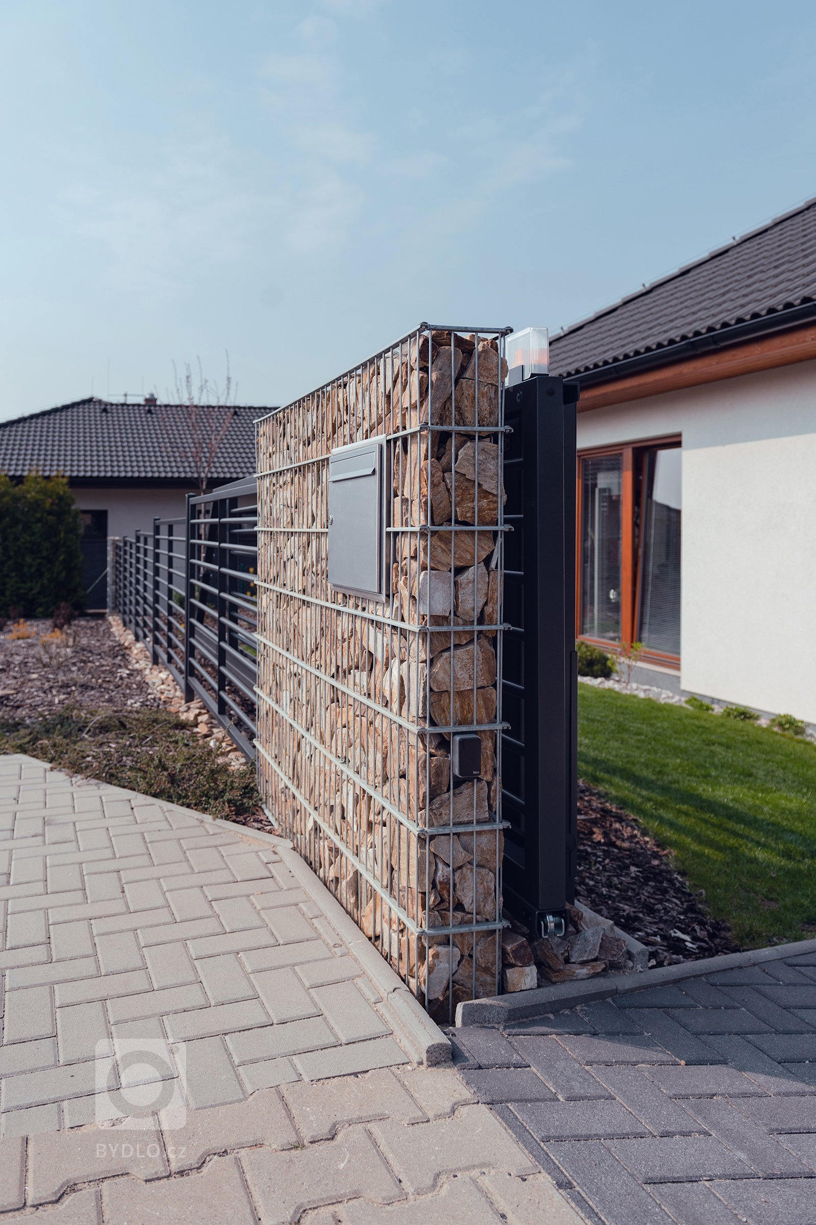 Jednoduše elegantní plot (rodinný dům, Mladá Boleslav)

Plot by neměl zastínit dům, ale měl by jej vhodně doplnit. Tak zněl požadavek zákazníka. A protože…