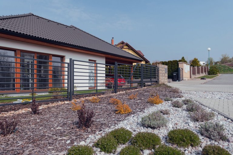 Jednoduše elegantní plot (rodinný dům, Mladá Boleslav)

Plot by neměl zastínit dům, ale měl by jej vhodně doplnit. Tak zněl požadavek zákazníka. A protože…