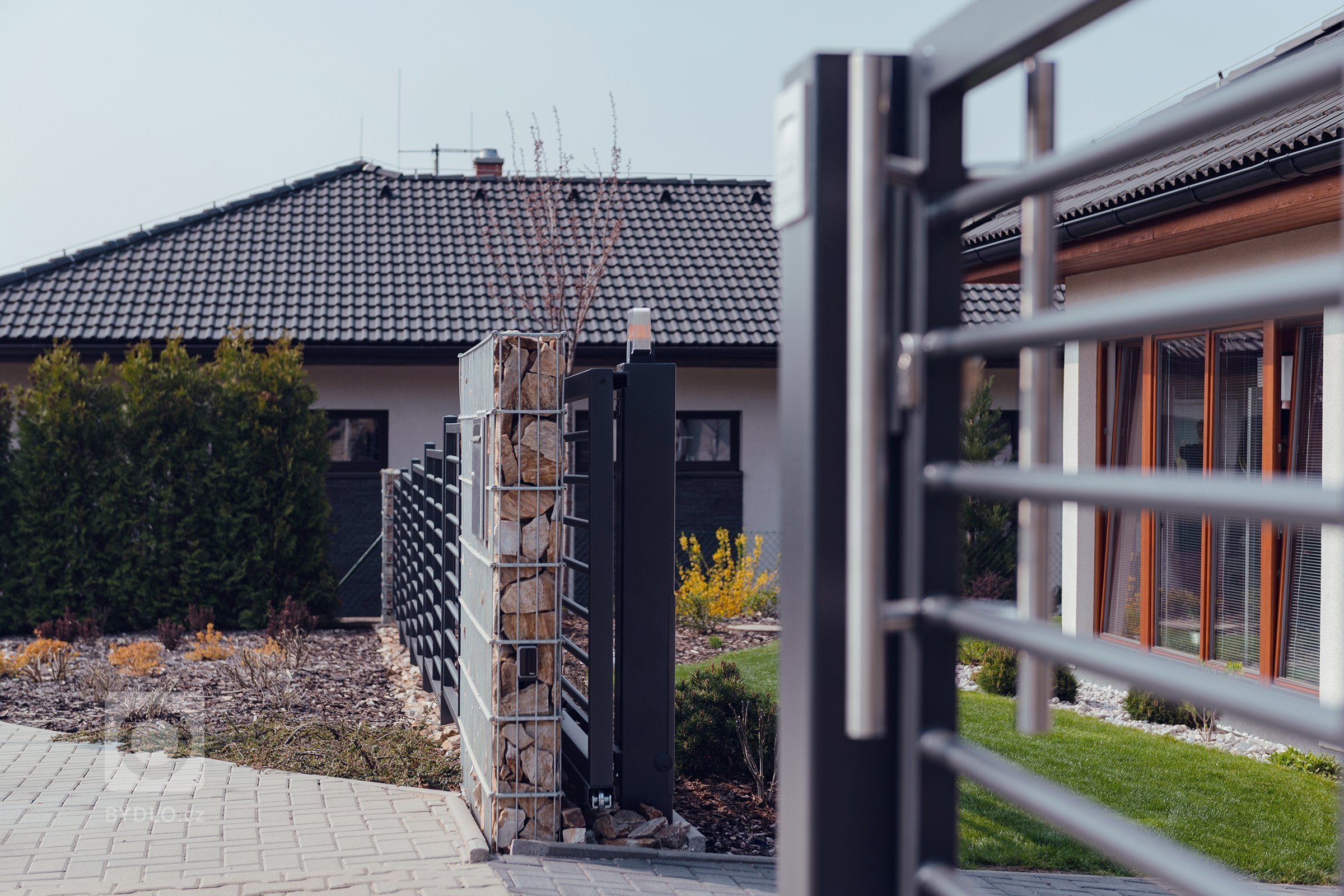 Jednoduše elegantní plot (rodinný dům, Mladá Boleslav)

Plot by neměl zastínit dům, ale měl by jej vhodně doplnit. Tak zněl požadavek zákazníka. A protože…