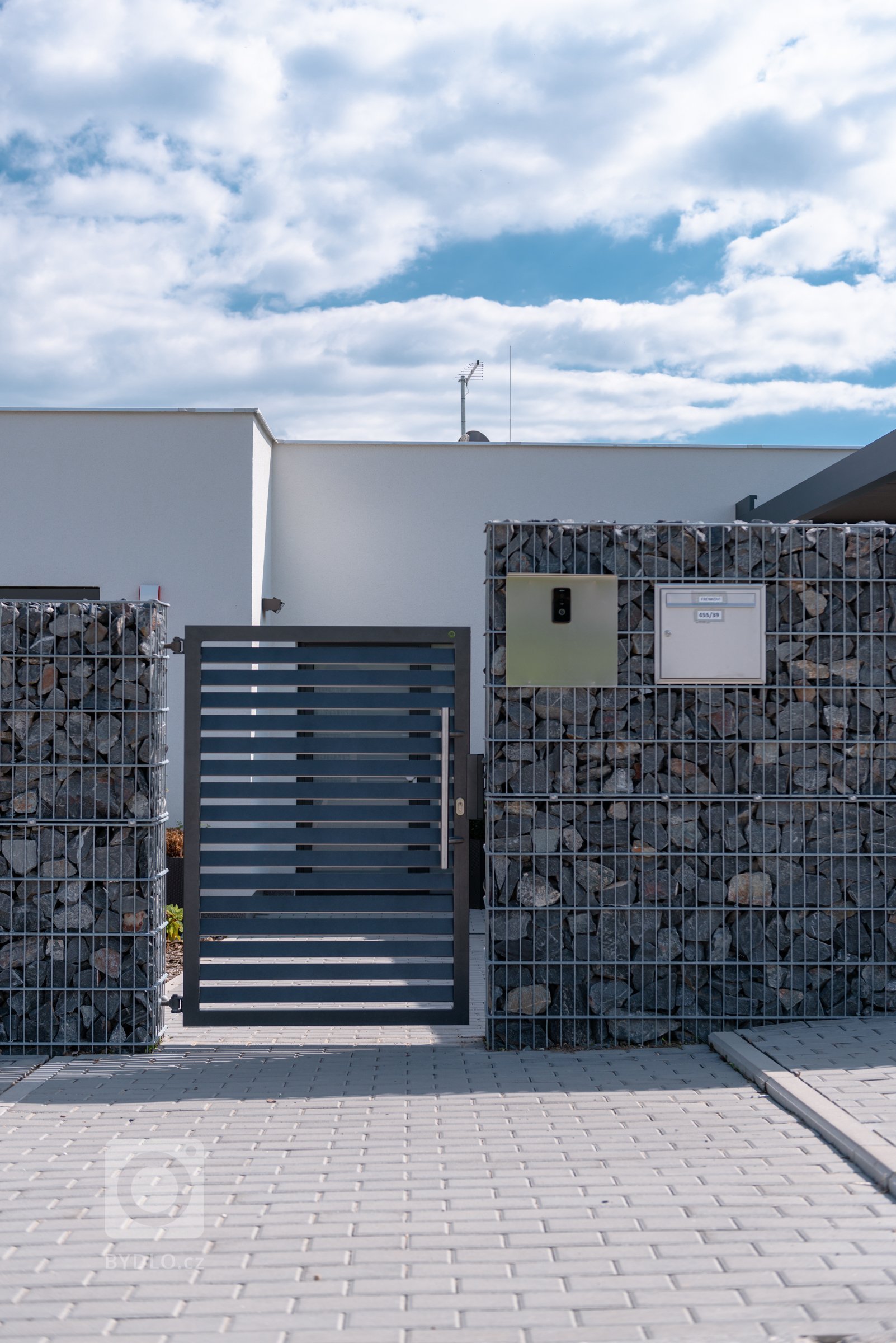K modernímu domu, moderní plot (rodinný dům, Ostrava)

Klient si přál, aby plot zajišťoval soukromí a zaclonil hlavně příjezdovou část, poněvadž dům je pod…