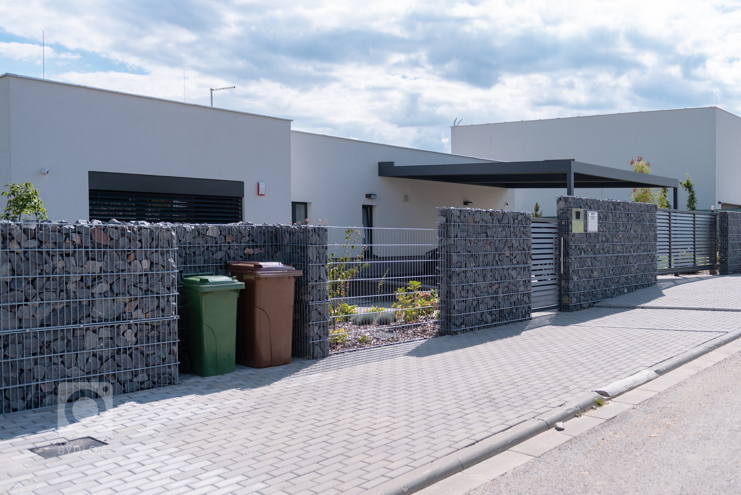 K modernímu domu, moderní plot (rodinný dům, Ostrava)

Klient si přál, aby plot zajišťoval soukromí a zaclonil hlavně příjezdovou část, poněvadž dům je pod…